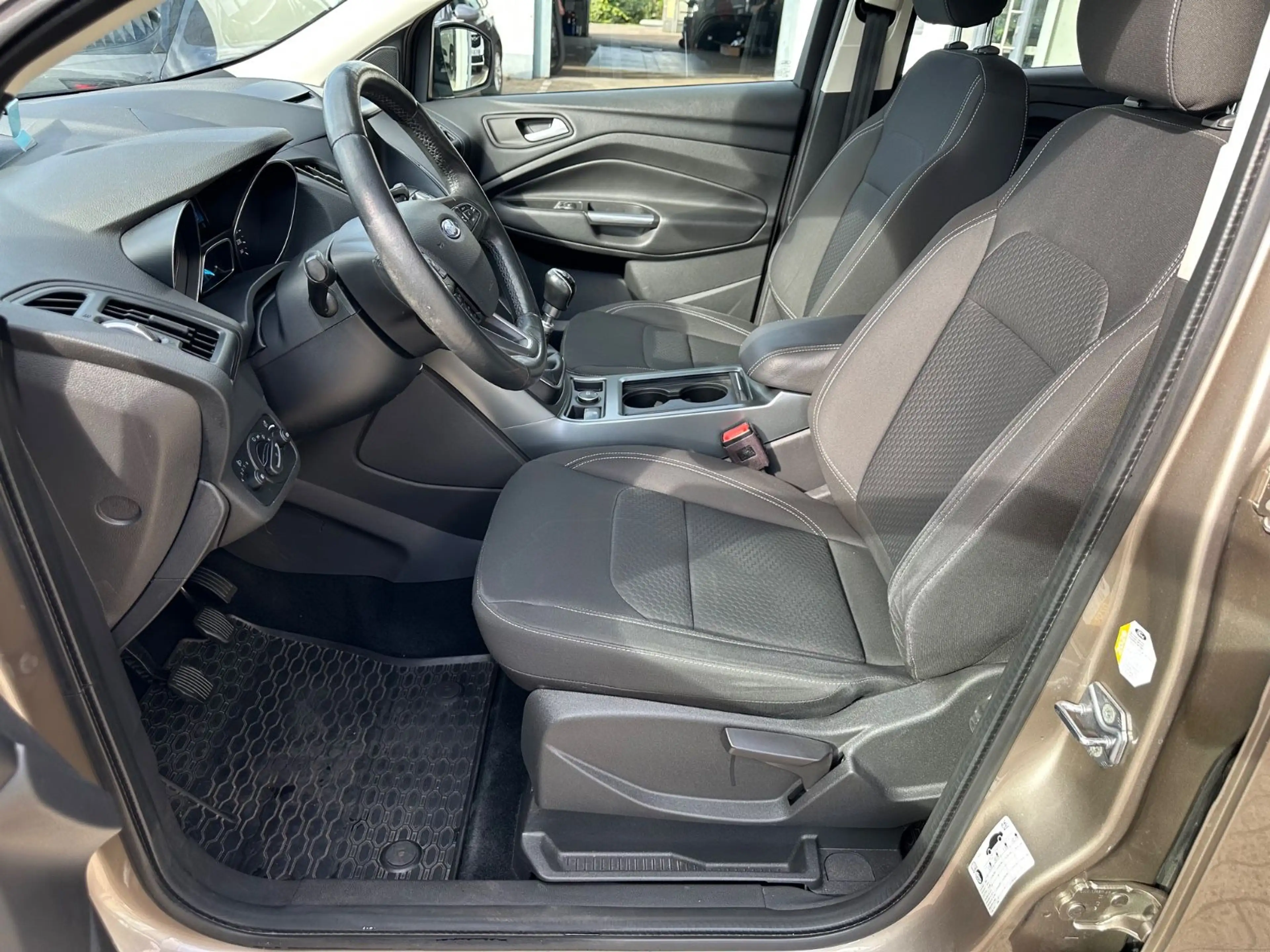 Ford Kuga Cool & Connect PDC+NAVI+SHZ+PDC+CARPLAY+AHK — photo 7