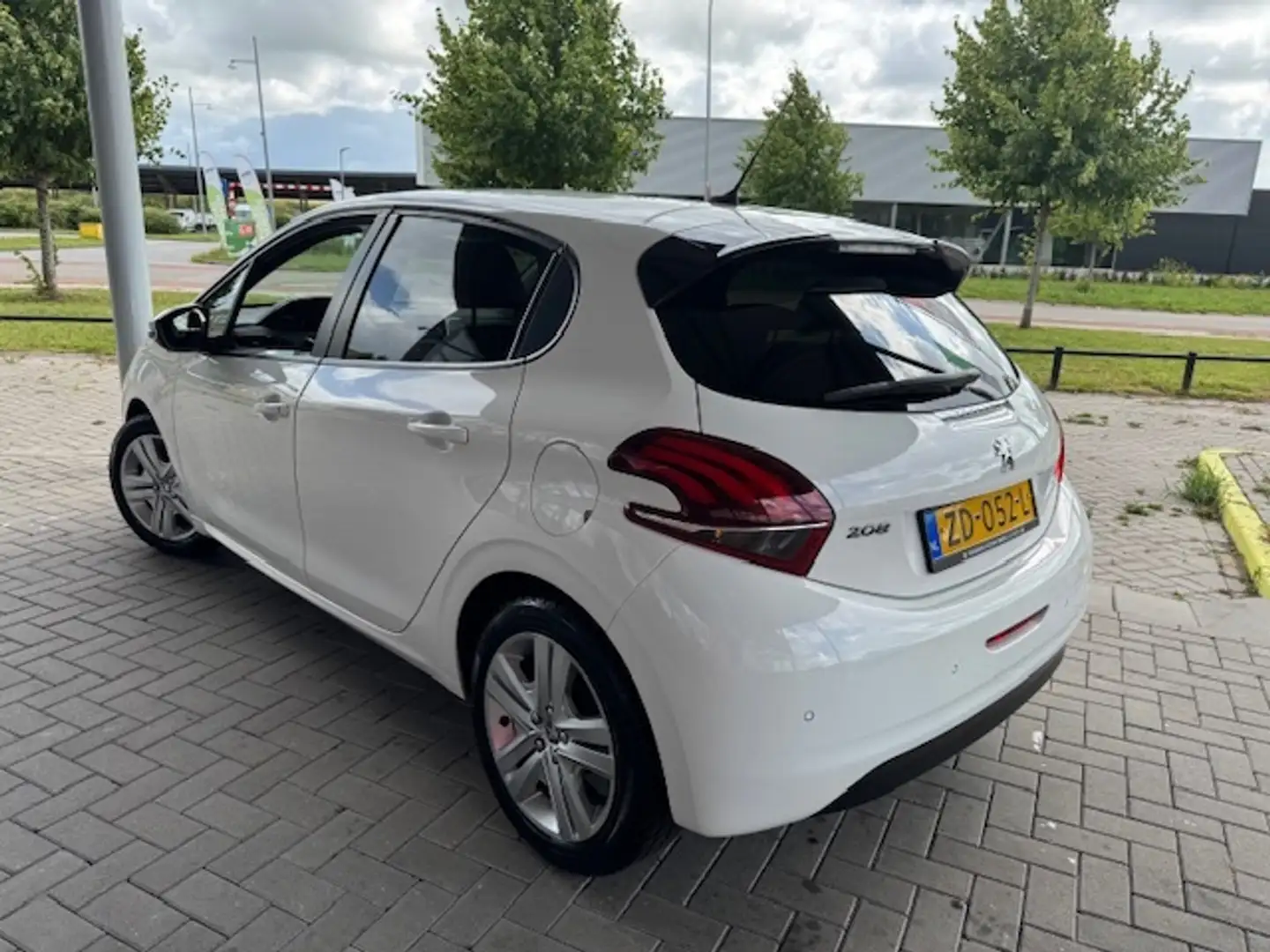 Peugeot 208 1.2 PT SIGNATURE + AIRCO/APPLE CARPLAY/ANDROID AUT Blanc - 2