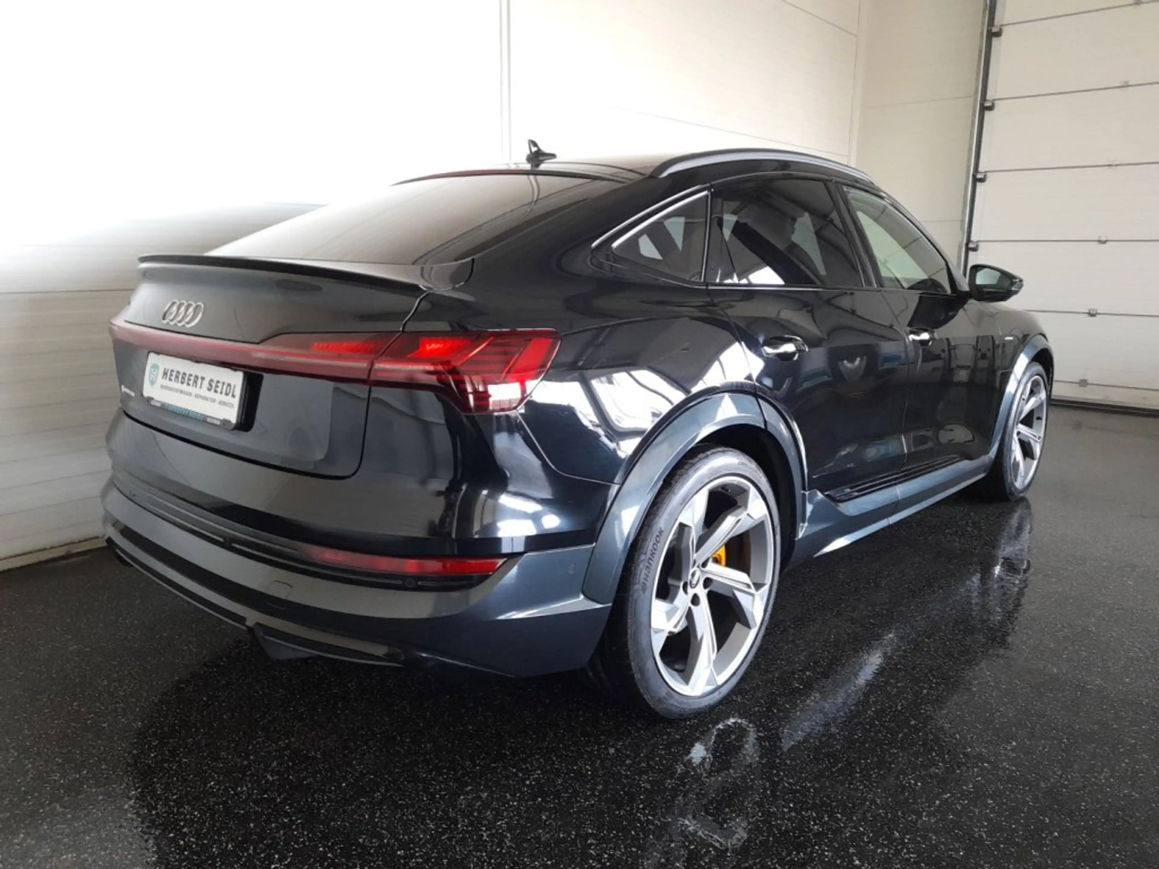 Audi e-tron "S" 95  QUATTRO S-LINE BLACK *NP: € 120.353,- / LEDER SPORTSITZE PLUS / 22 ZOLL / MATRIX-LED / SKY* — photo 2