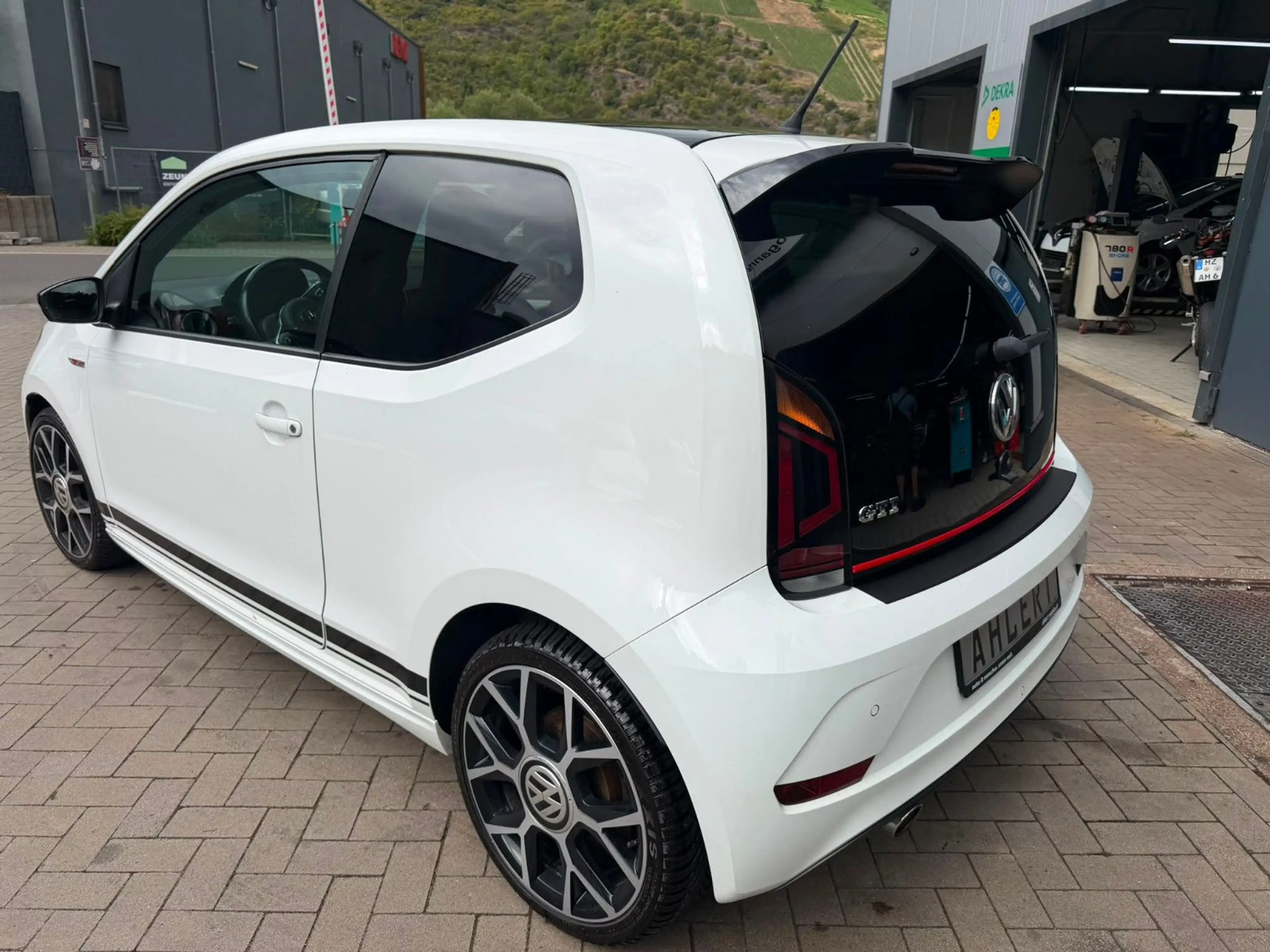 Volkswagen up! GTI LED — photo 9