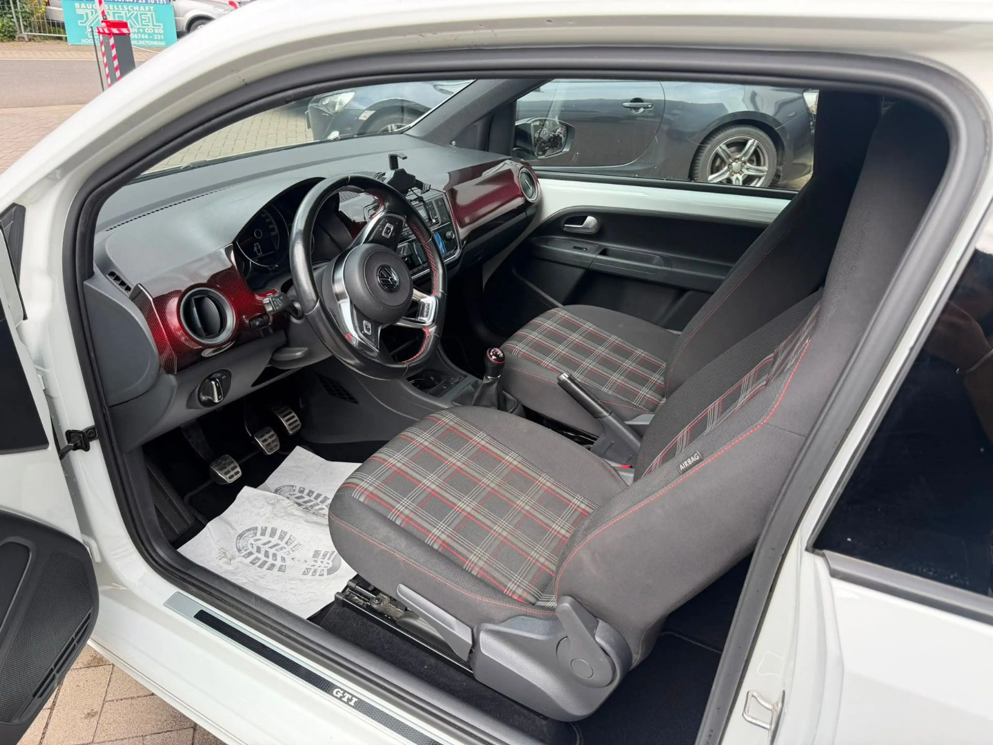 Volkswagen up! GTI LED — photo 10