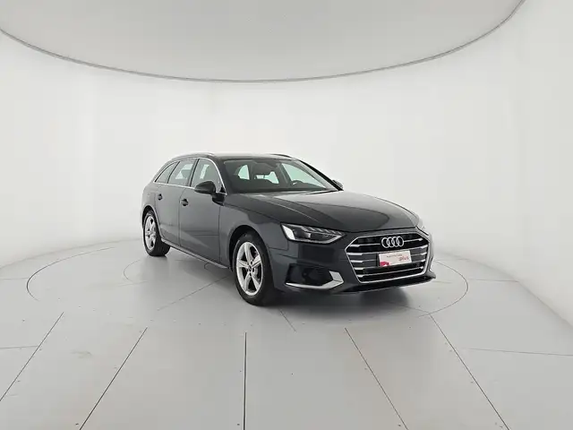 Audi A4 Avant view 6