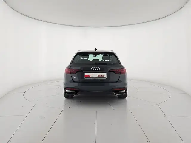 Audi A4 Avant view 4