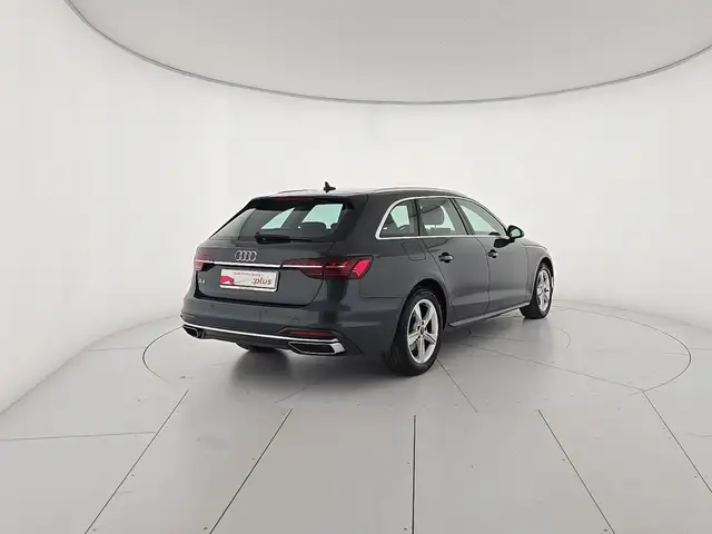 Audi A4 Avant view 5