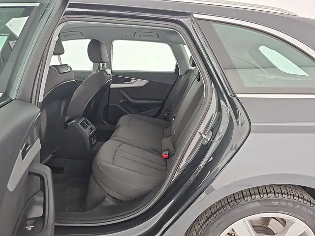 Audi A4 Avant view 10