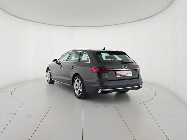 Audi A4 Avant view 3