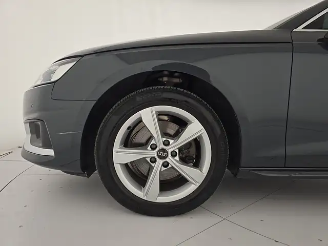 Audi A4 Avant view 8