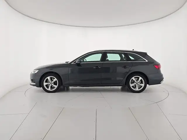 Audi A4 Avant view 2