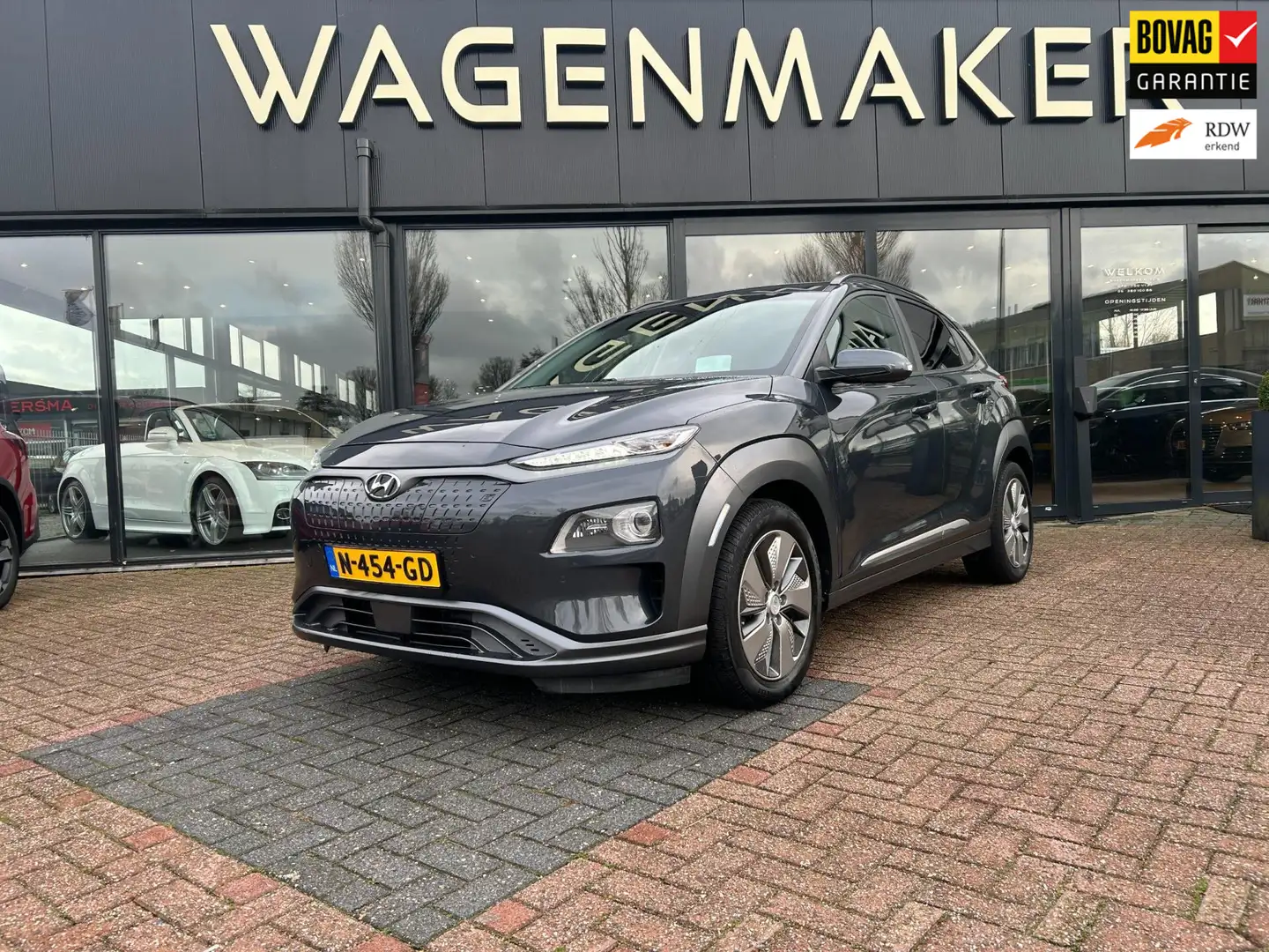 Hyundai KONA EV Fashion 64 kWh NAV|Cam|Leder|1e eigenaar Grijs - 1