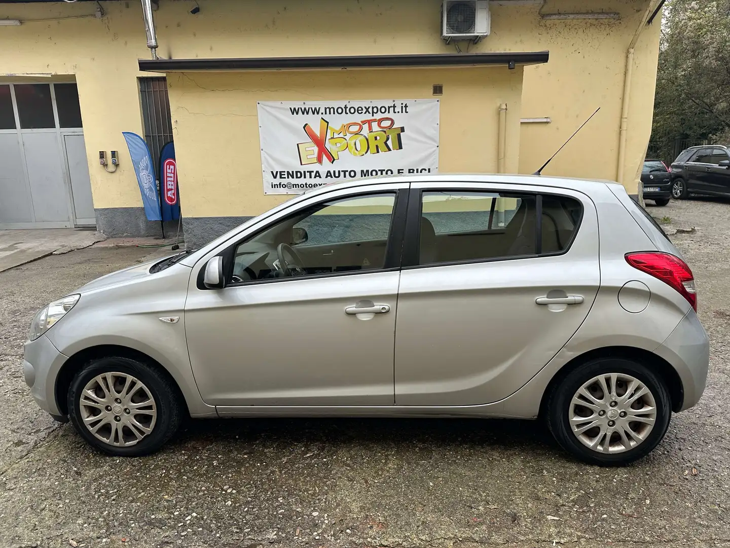 Hyundai i20 5p 1.2 Sound Edition Gris - 2