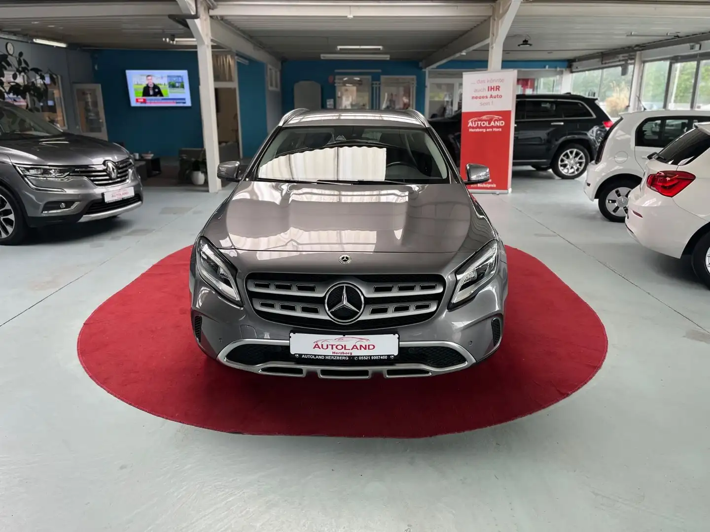 Mercedes-Benz GLA 200 AHK NAVI LEDER PDC SHZ Grau - 2