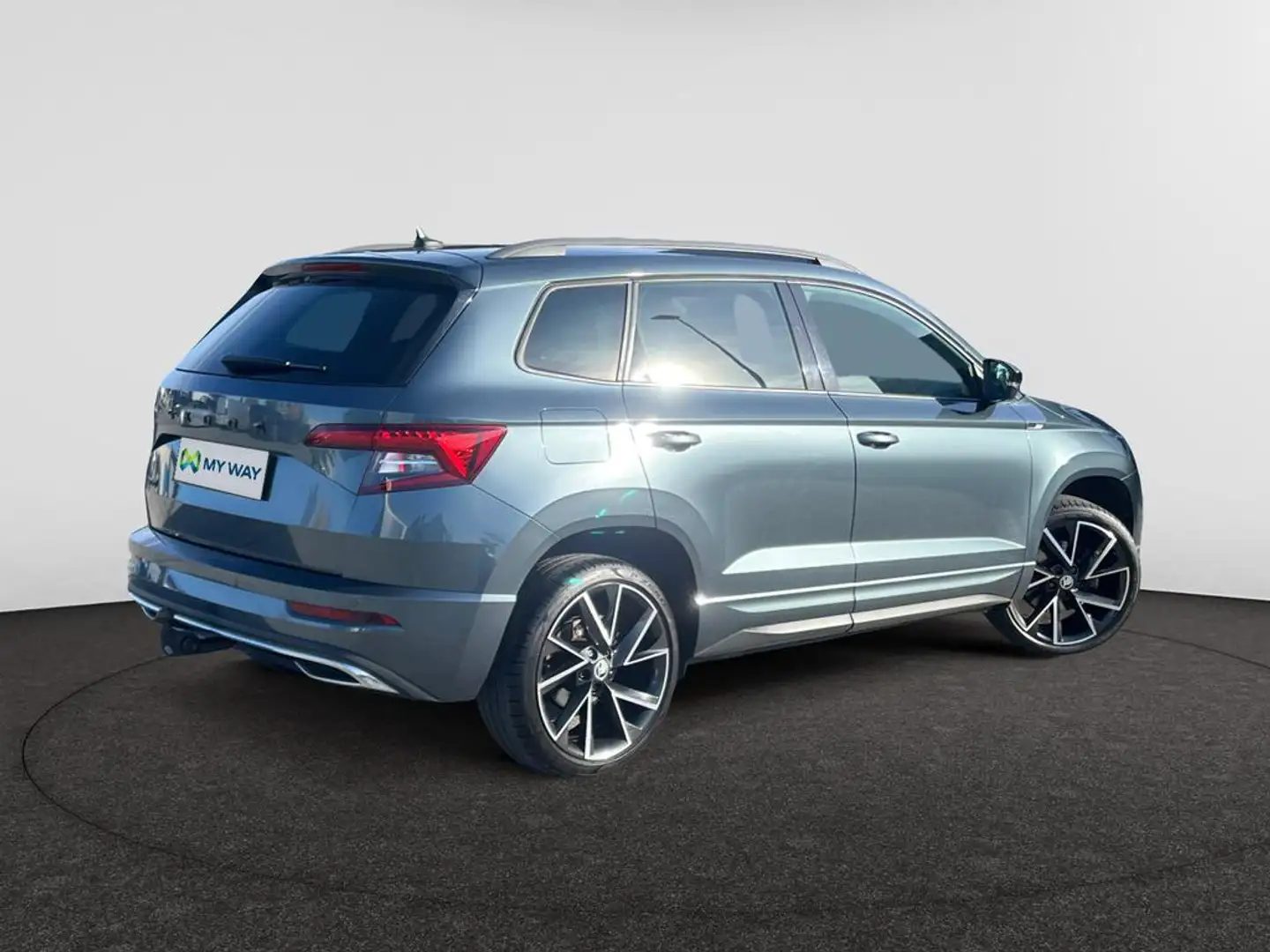 Skoda Karoq Sportline 1,5 TSI (150pk) Automaat /// elekrisch ontgrendelbare Trekhaak /// Achteruitrijcamera /// Stuur & zetelverwarmi Grijs - 2