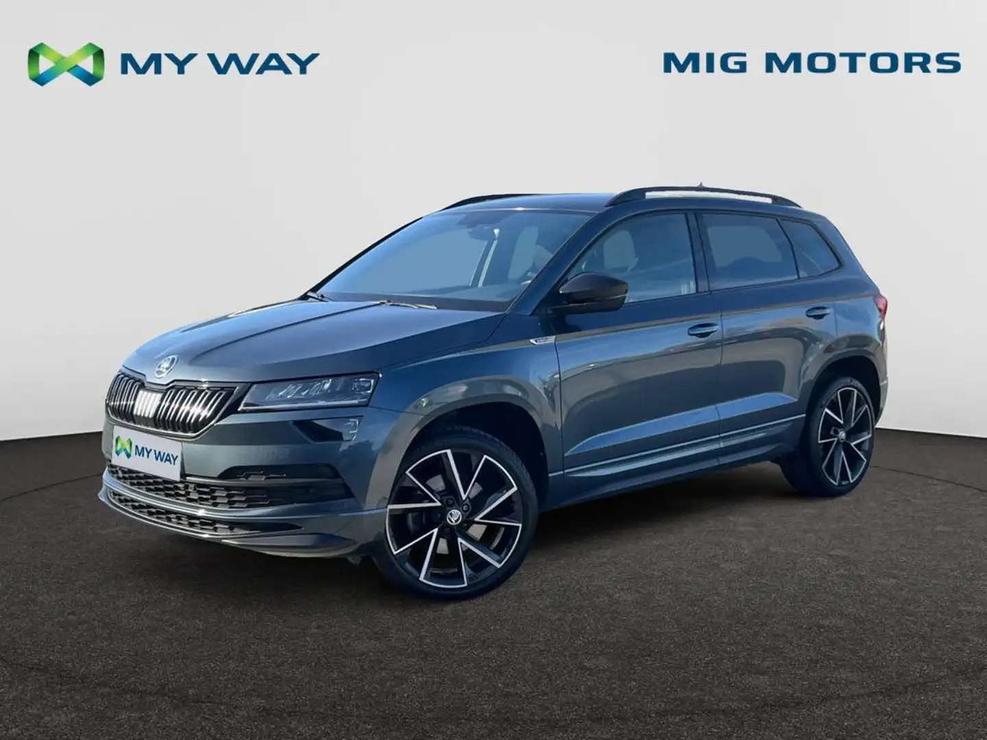 Skoda Karoq Sportline 1,5 TSI (150pk) Automaat /// elekrisch ontgrendelbare Trekhaak /// Achteruitrijcamera /// Stuur & zetelverwarmi Grijs - 1