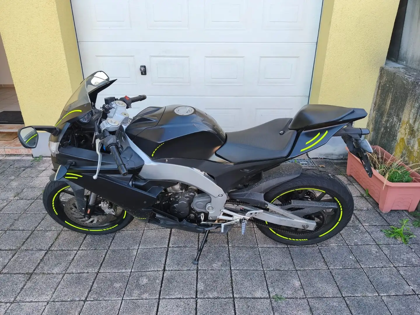 Aprilia RSV4 125 Negru - 2