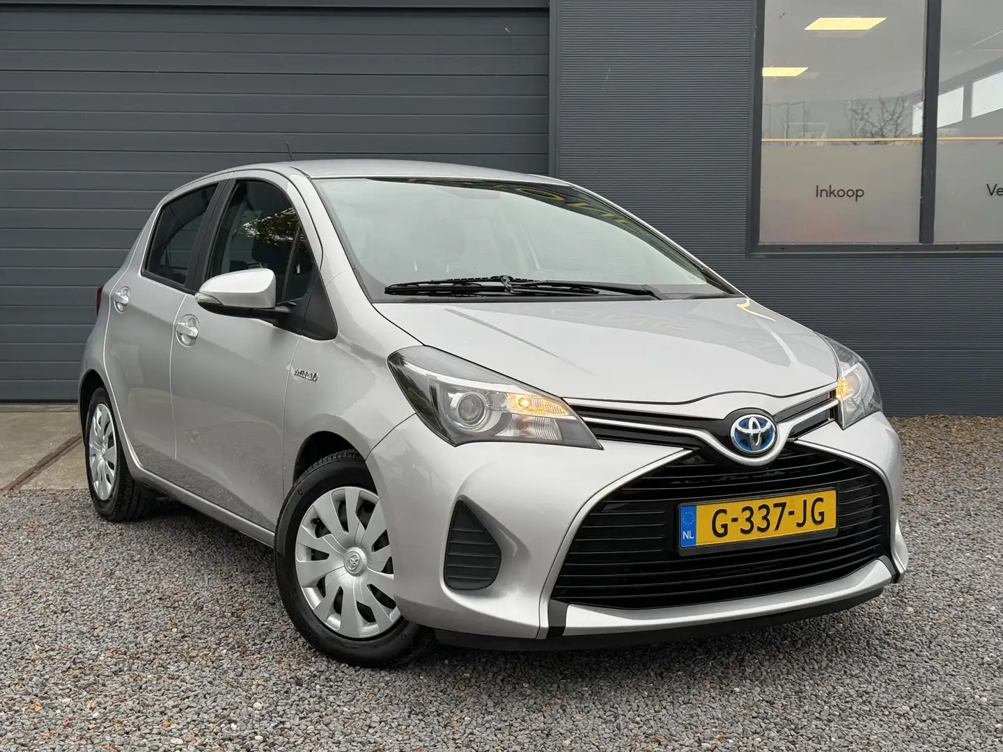 Toyota Yaris 1.5 Hybrid Aspiration 2e Eigenaar,Navi,Camera,Clim Grijs - 2