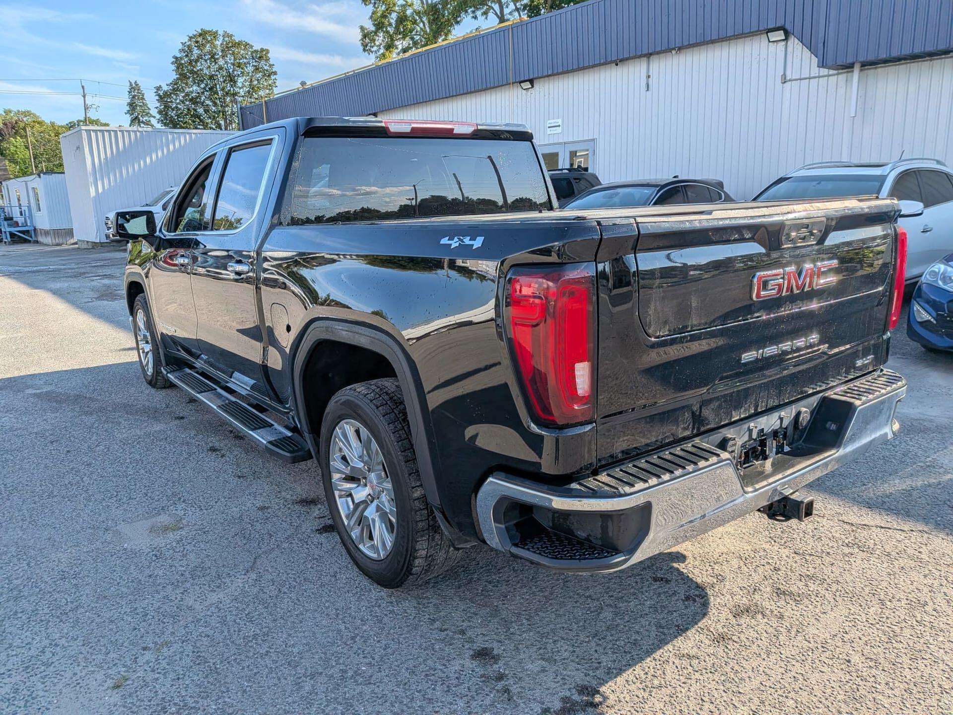 2022 GMC Sierra 1500 SLT Crew Cab Short Box 4WD — снимка 1