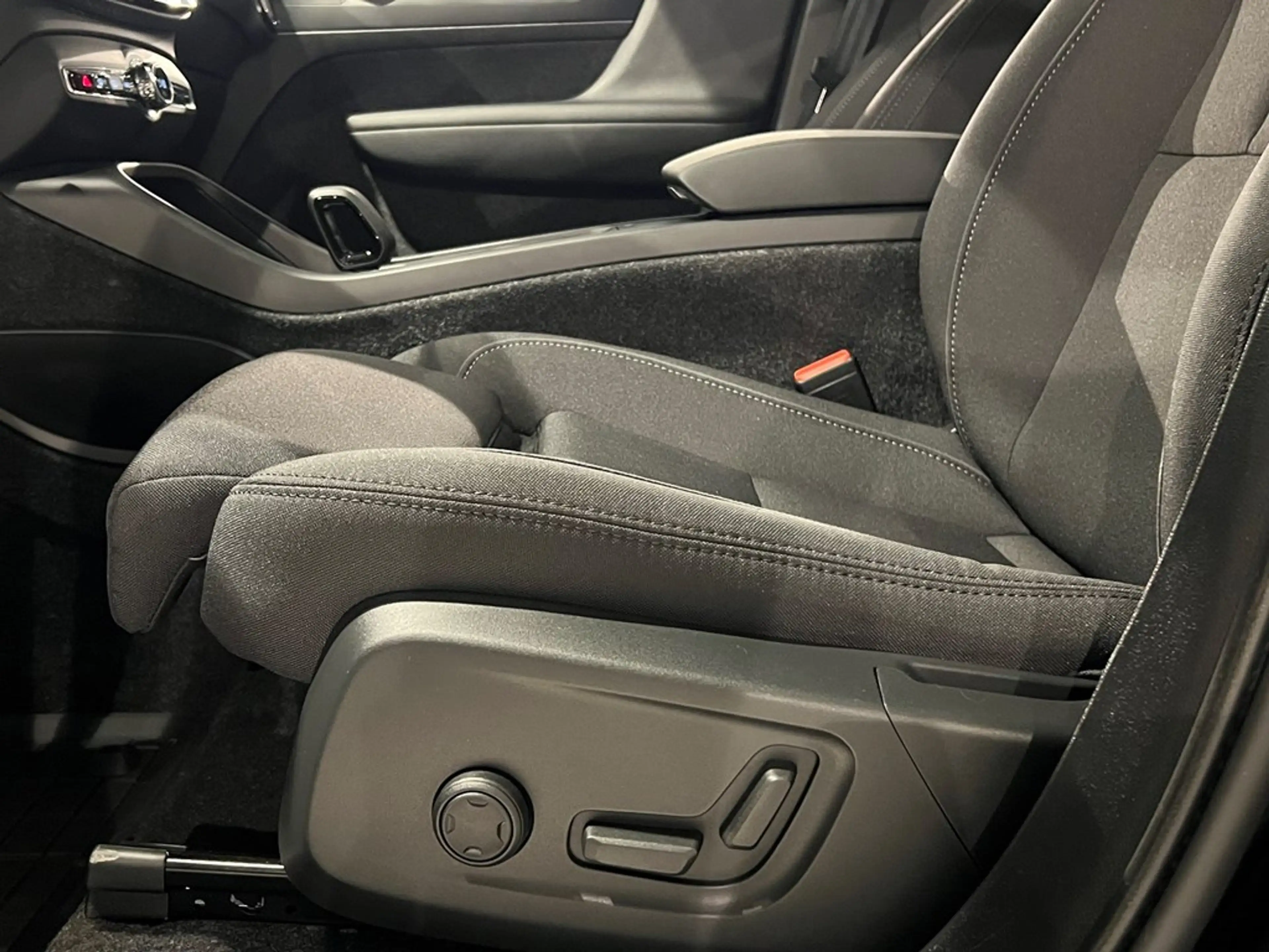 Volvo EC40 Recharge Black Edition  Extended Range — photo 5