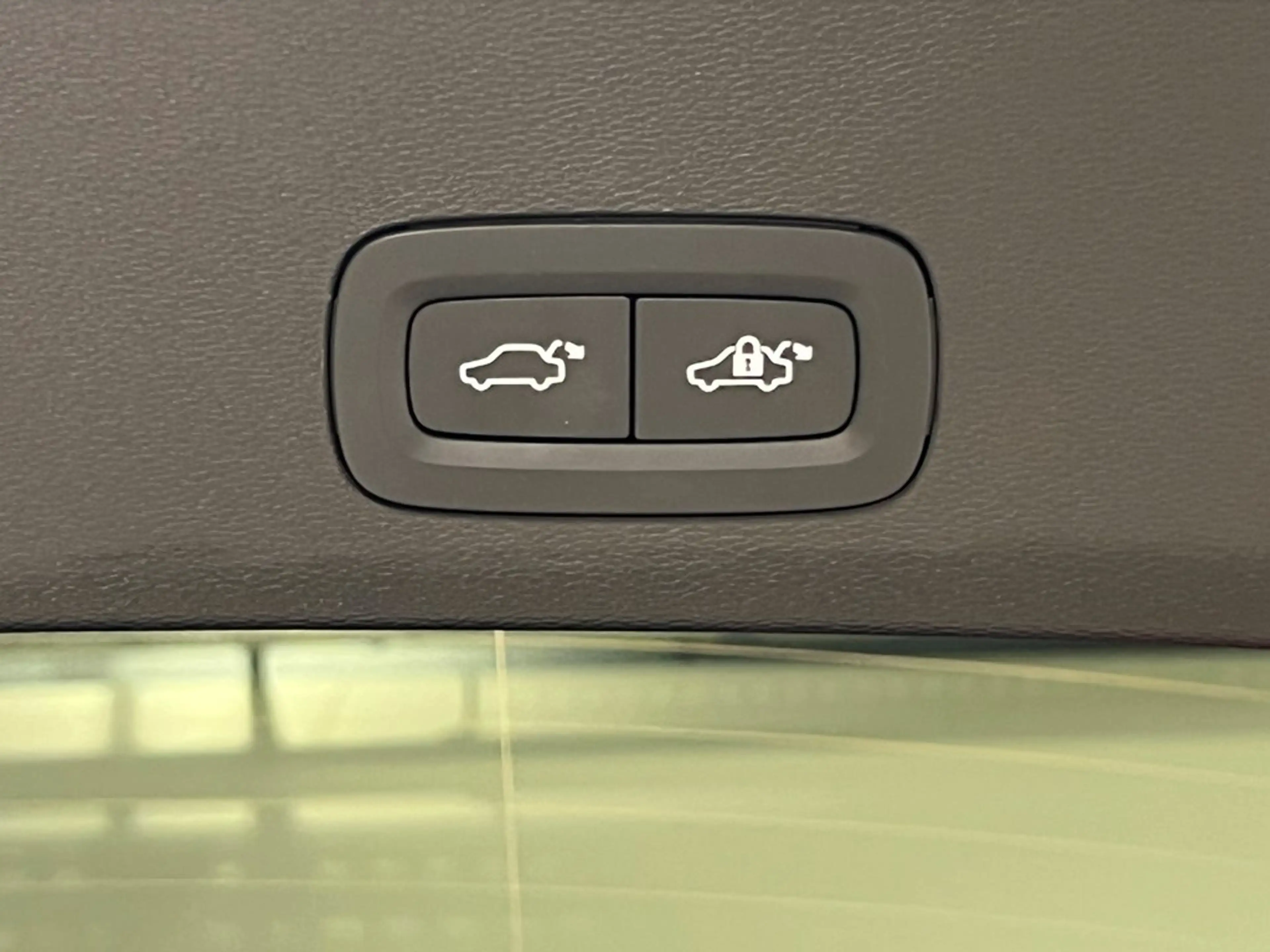 Volvo EC40 Recharge Black Edition  Extended Range — photo 8