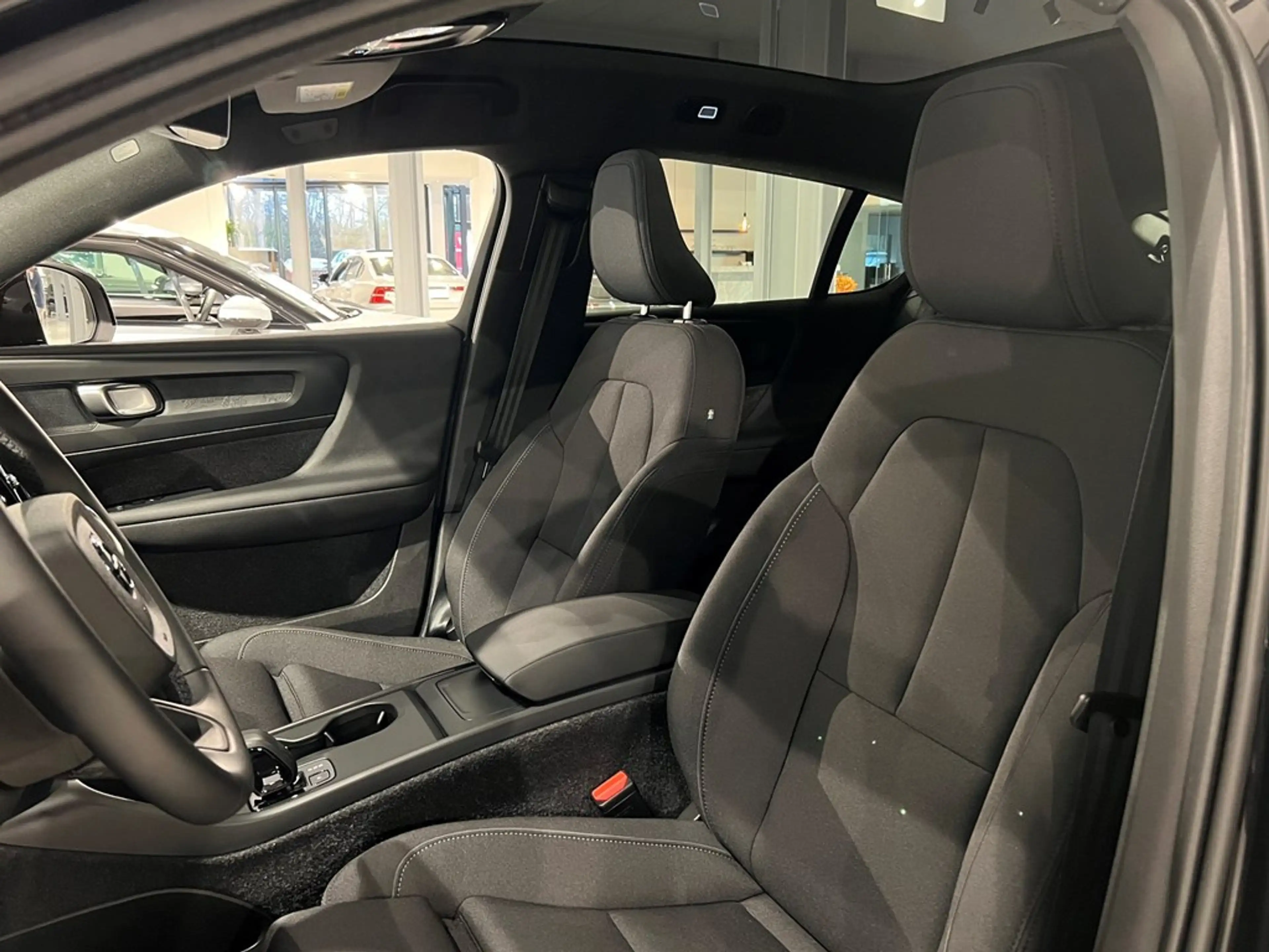 Volvo EC40 Recharge Black Edition  Extended Range — photo 4