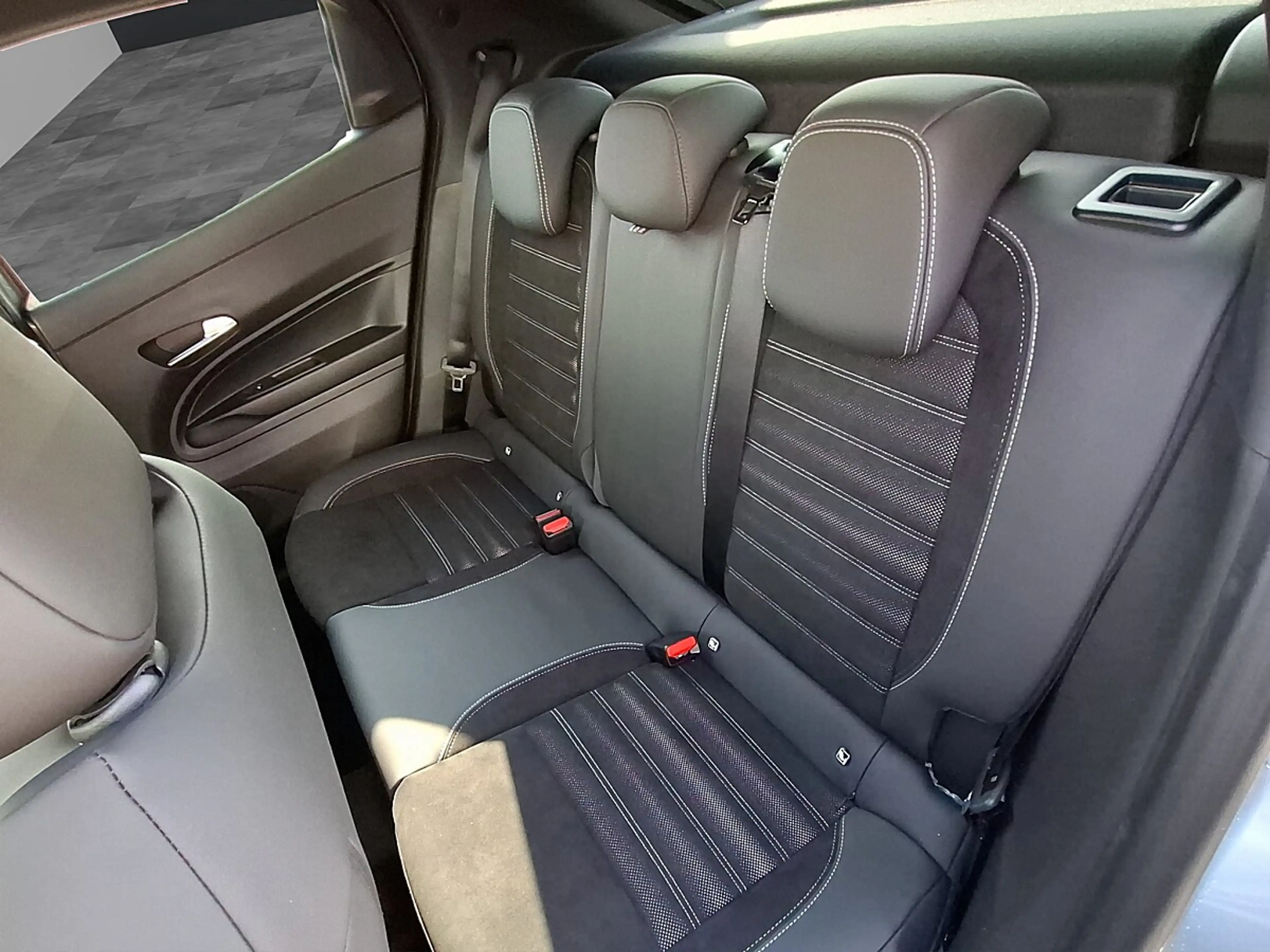 Alfa Romeo Junior 1.2 VGT Mild Hybrid Sport Speciale — photo 11