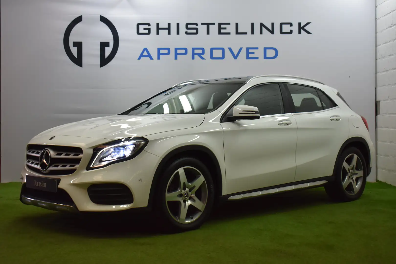 Mercedes-Benz GLA 180 Off-Roader+ AMG_sport+Pano+Pack Premium Plus Blanc - 1