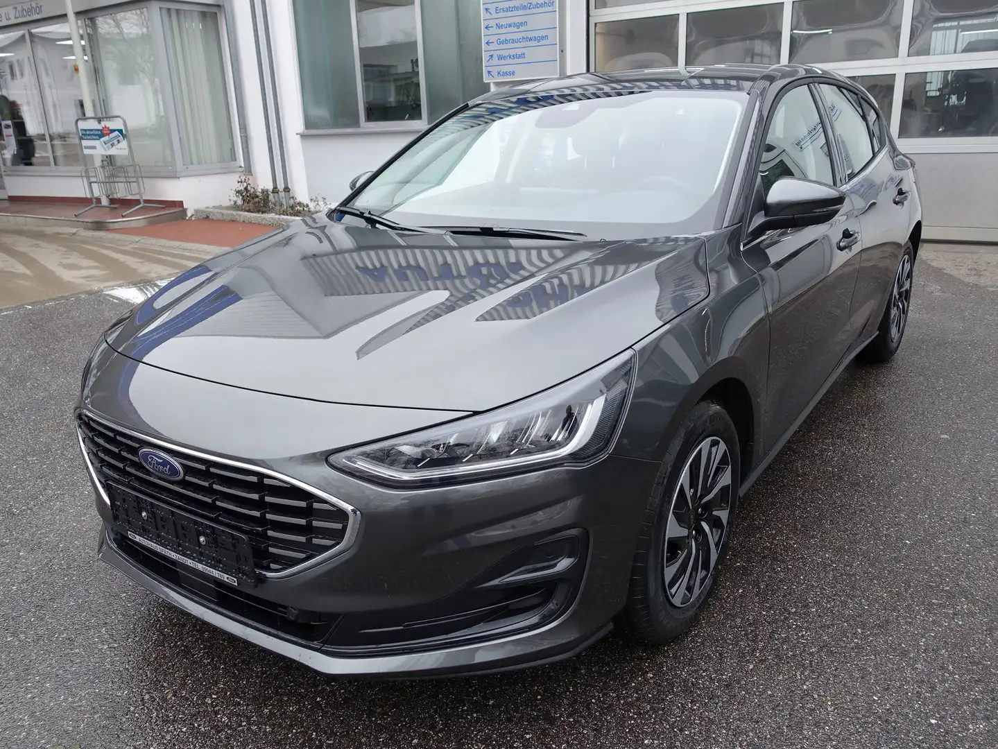 Ford Focus Titanium 5 türig   5 Jahre / 100.000 Garantie Grau - 1