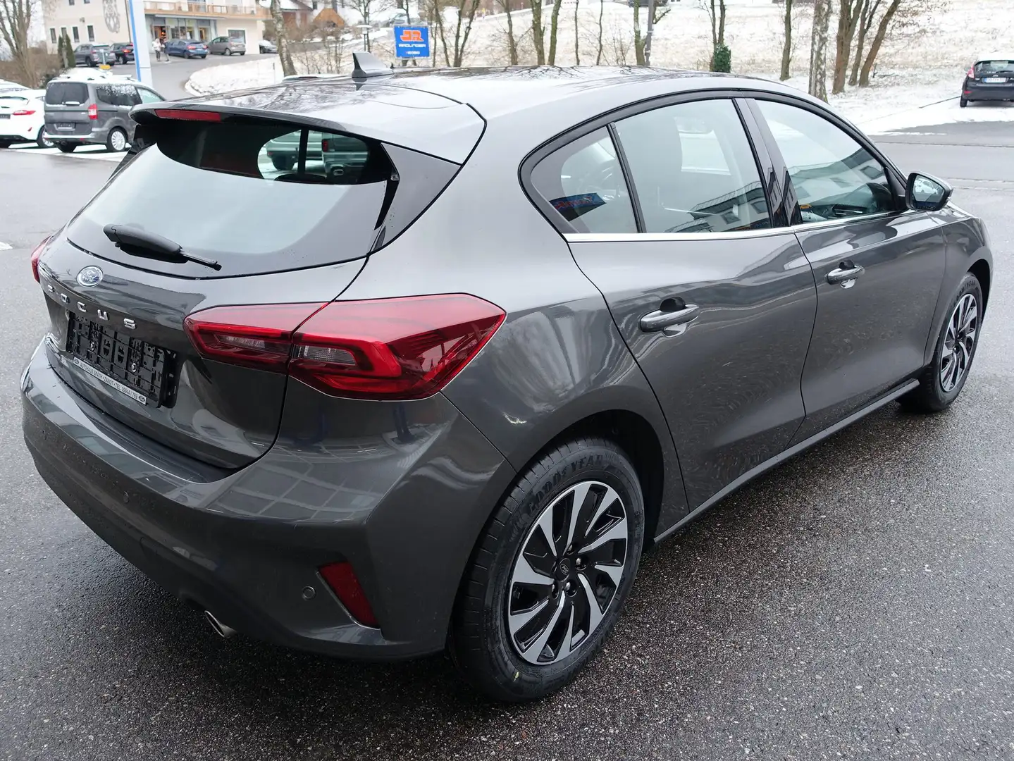Ford Focus Titanium 5 türig   5 Jahre / 100.000 Garantie Grau - 2