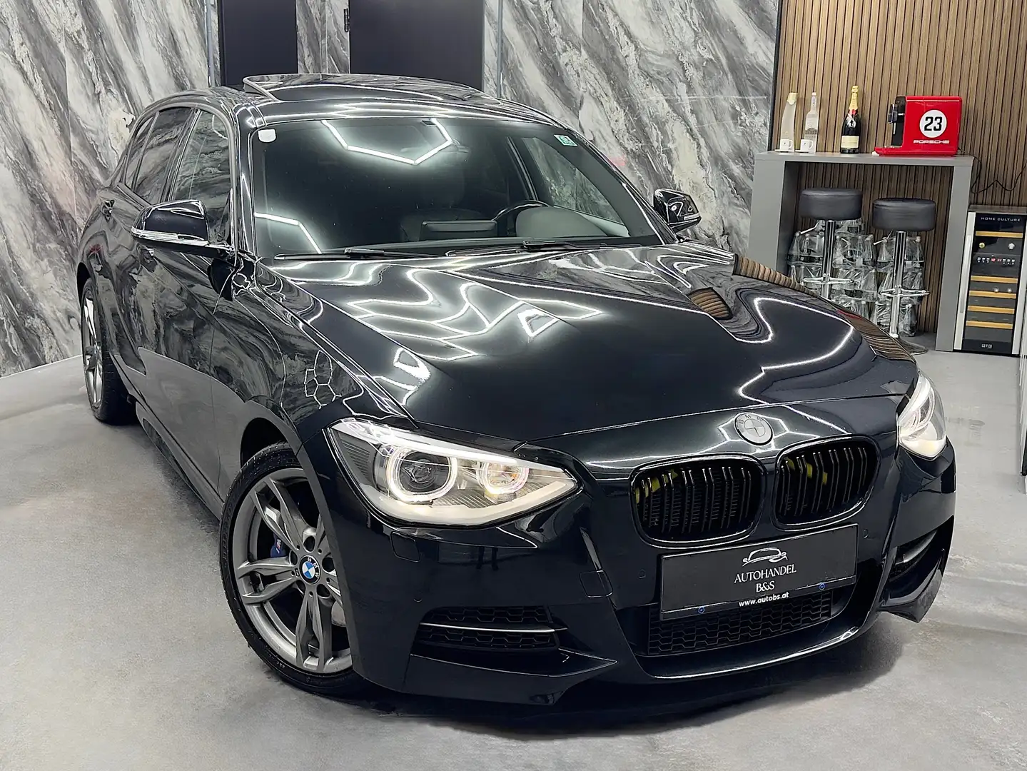 BMW 135 i M xDrive Aut. *H&K, LED, 97.000KM* Schwarz - 1