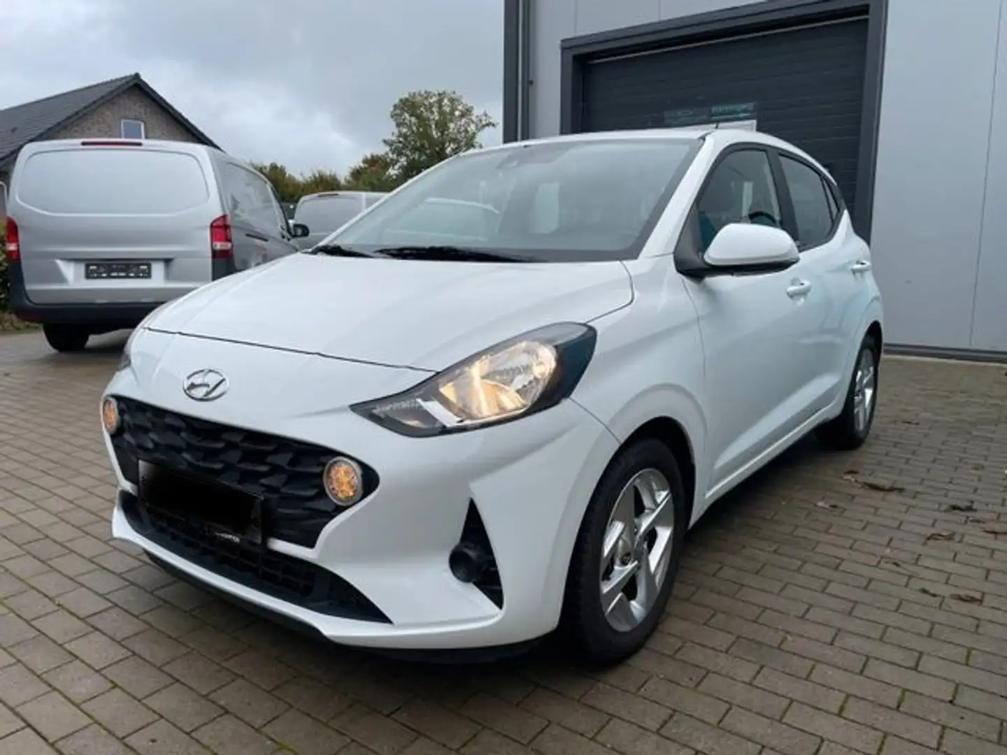Hyundai i10 Trend Automatik/Klima/PDC/SHZ/hzb.LK/DAB/Alu Weiß - 1