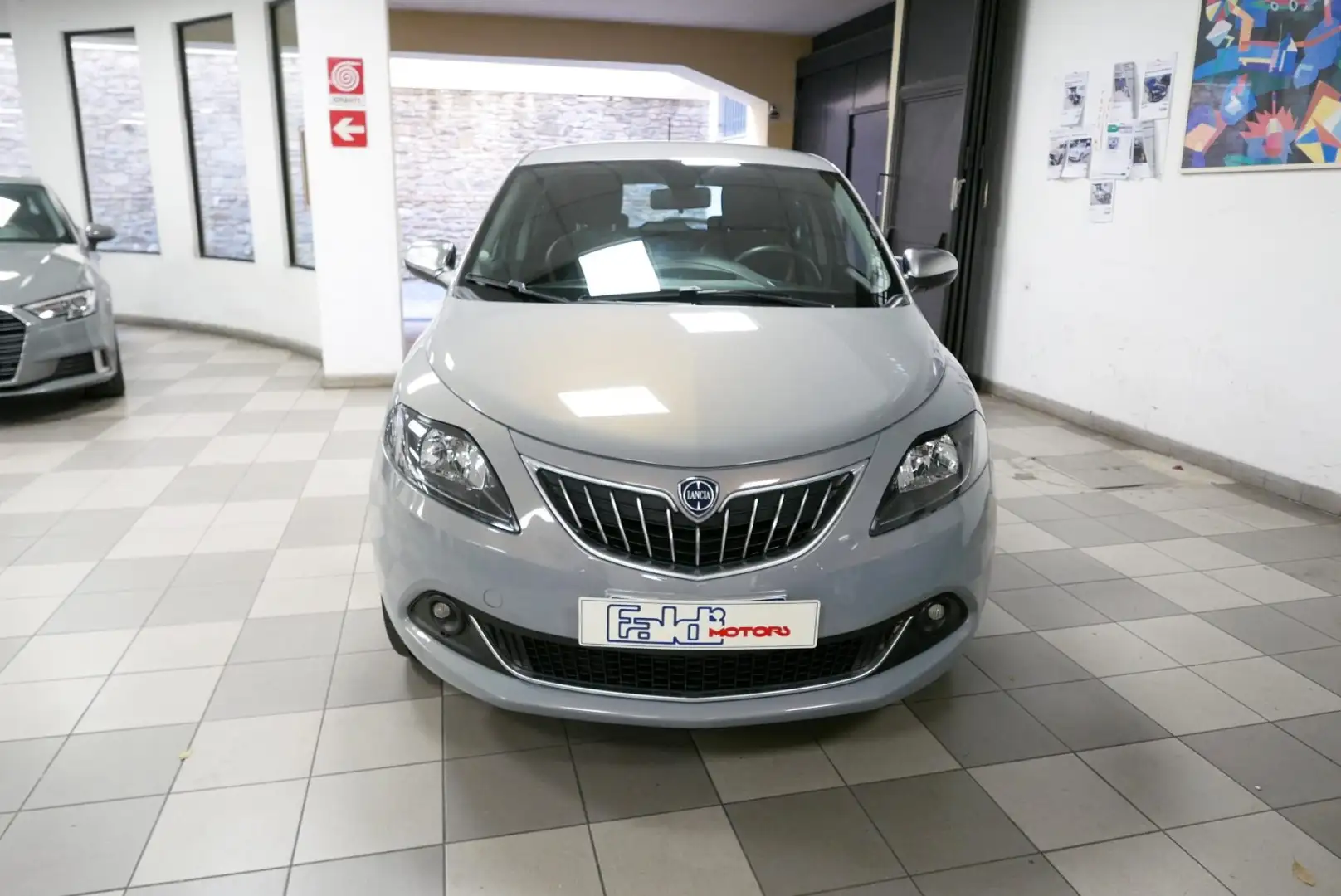 Lancia Ypsilon 1.0 FireFly 5 porte S&S Hybrid Alberta Ferretti Grijs - 2