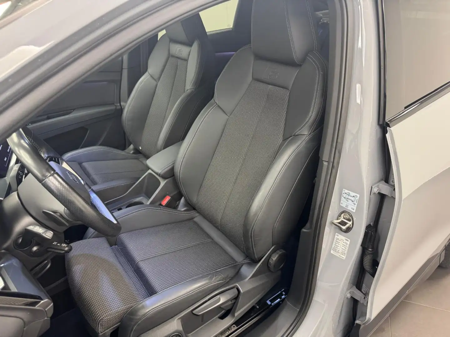 Audi Q4 e-tron 35 S line 150 CV / 110 kW Gris - 2