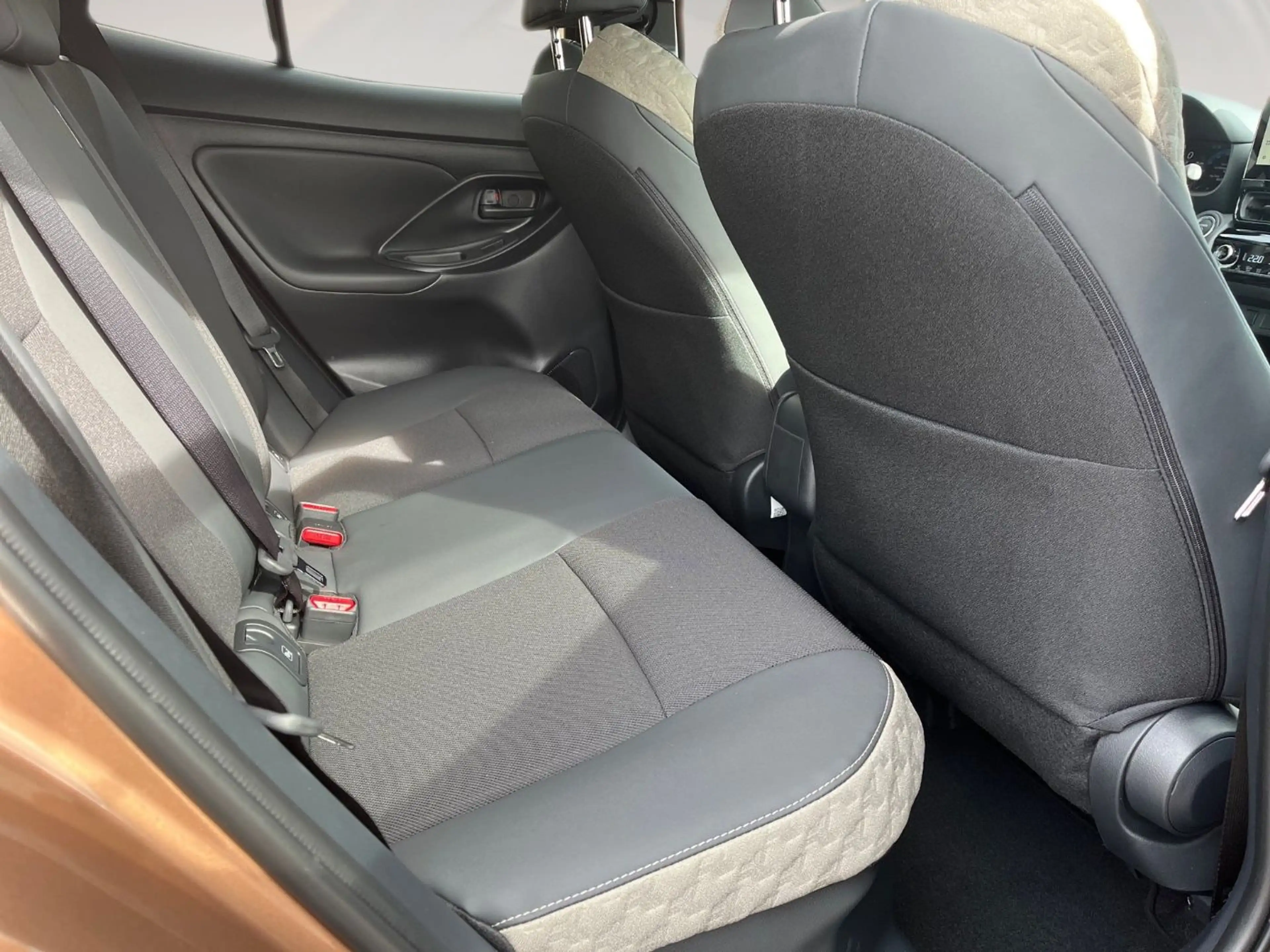 Toyota Yaris Cross Lounge 1.5 VVT-i Hybrid mit Premium- — photo 13