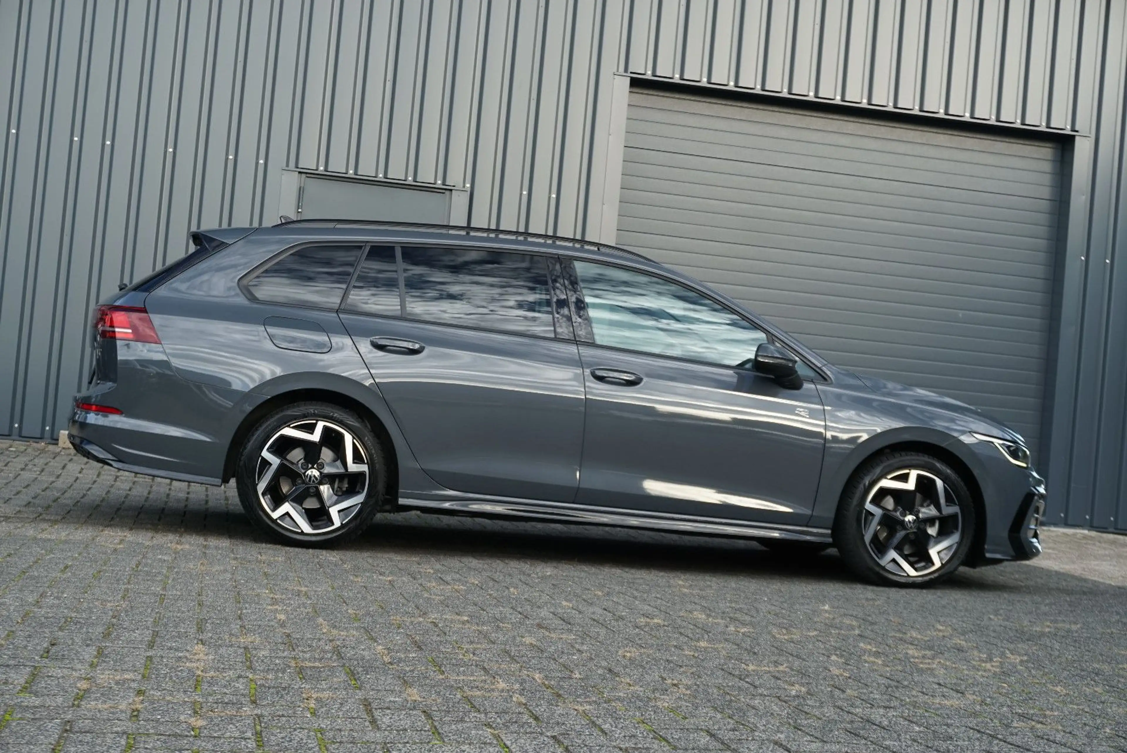 Volkswagen Golf VIII Variant 1.5 TSI R-Line SHZ LED Kamera — photo 9
