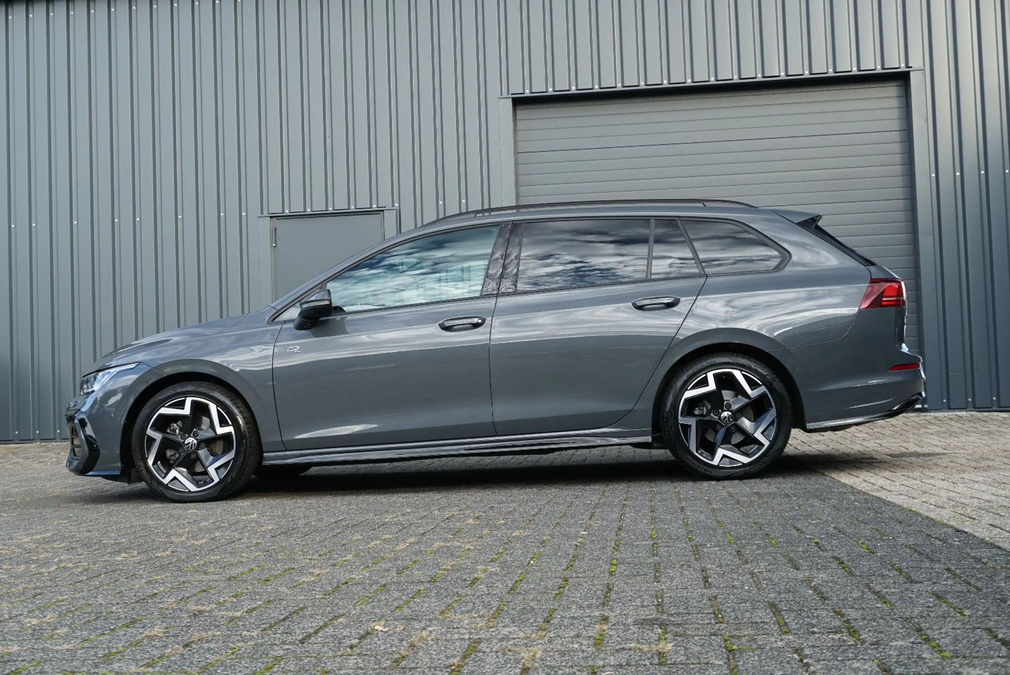 Volkswagen Golf VIII Variant 1.5 TSI R-Line SHZ LED Kamera — photo 4