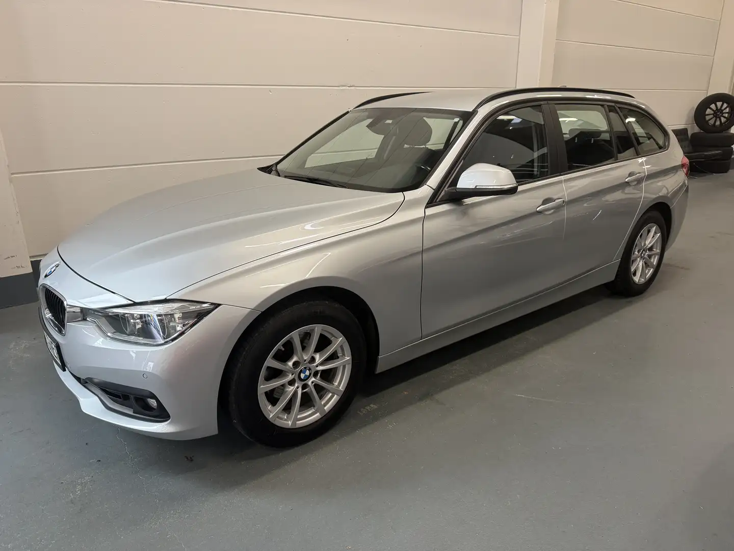 BMW 318 d Touring Navi*LED*PDC*e-AHK*e-Heckklappe*Sitzheiz Silber - 1