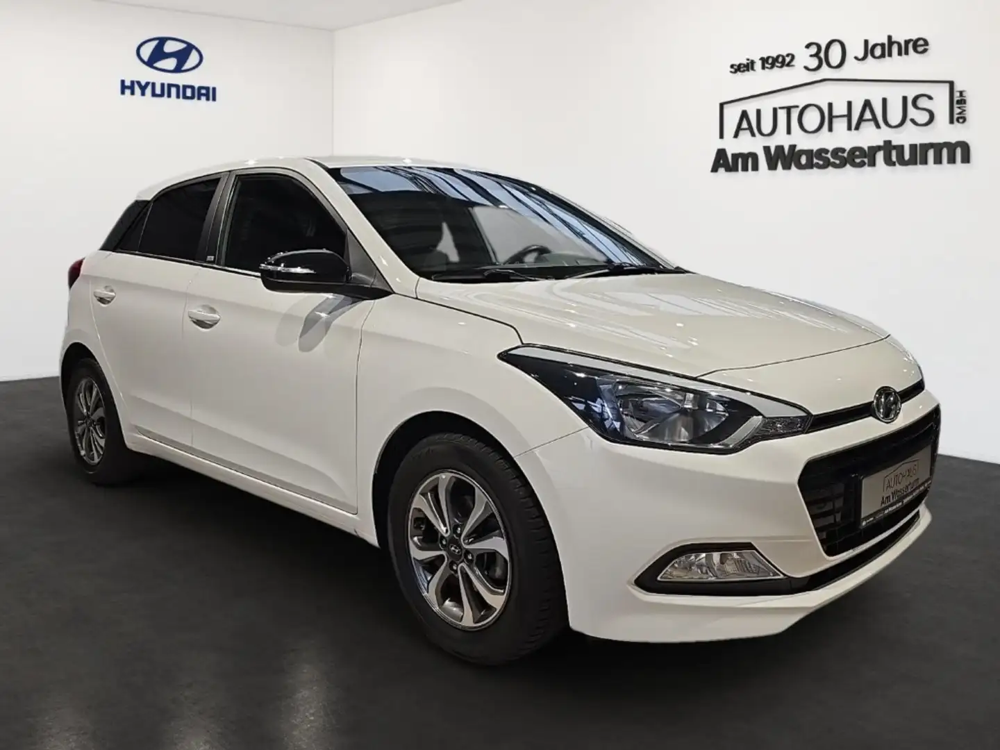 Hyundai i20 1.2 Passion Sitzheizung Lenkradheizung Klima Alu Weiß - 2