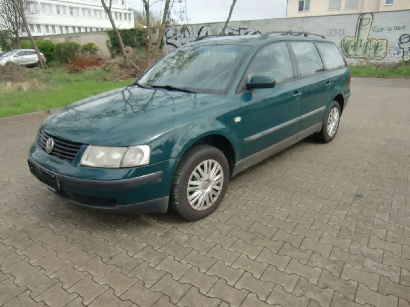Volkswagen Passat Variant 1.6 Basis, AHK , KLIMA, Kein TÜV , 3. Hand Green - 1
