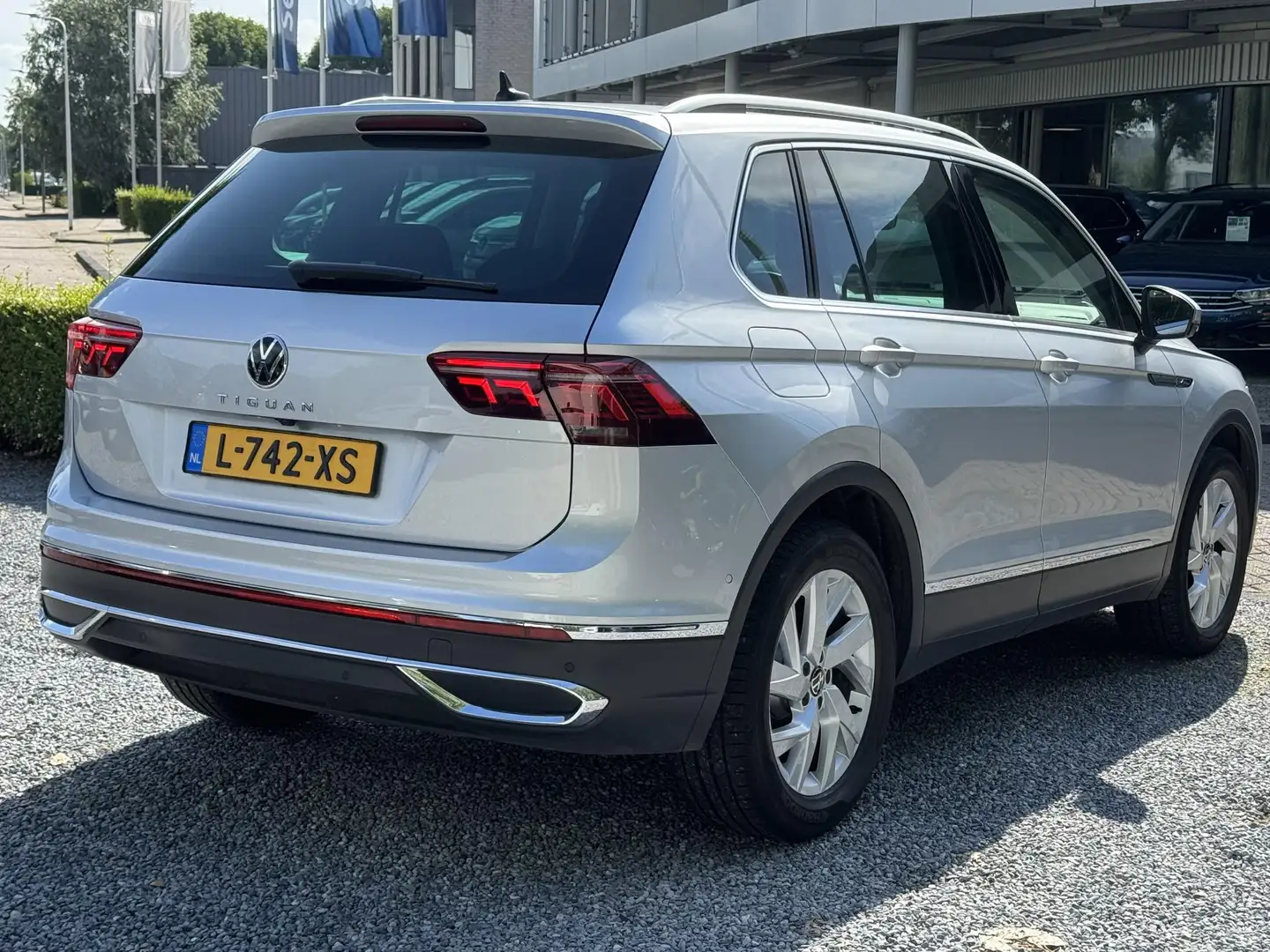 Volkswagen Tiguan 1.5 TSI 150pk DSG Elegance (Camera,Virtual,IQ,Lane Grijs - 2