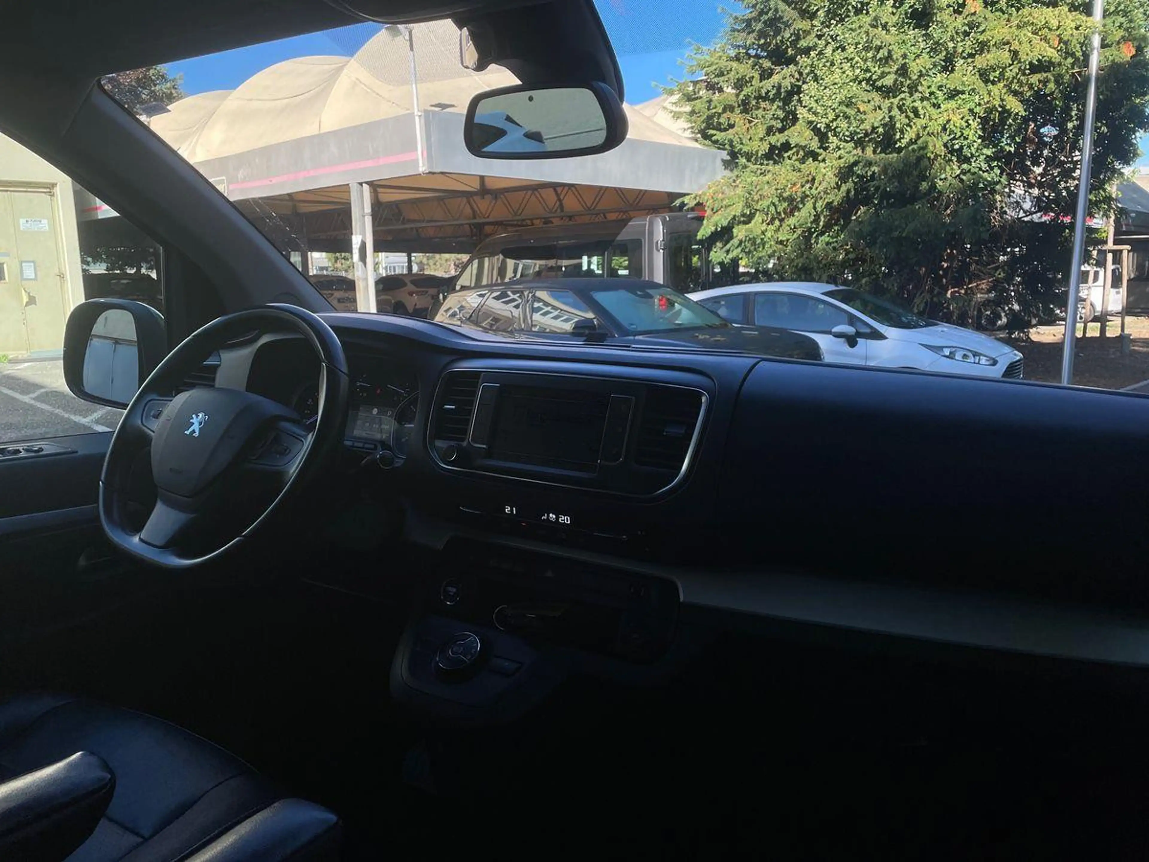 Peugeot Traveller 2.0 l BlueHDI Allure L2H1 Autom. AHK PANORAMADACH — photo 13