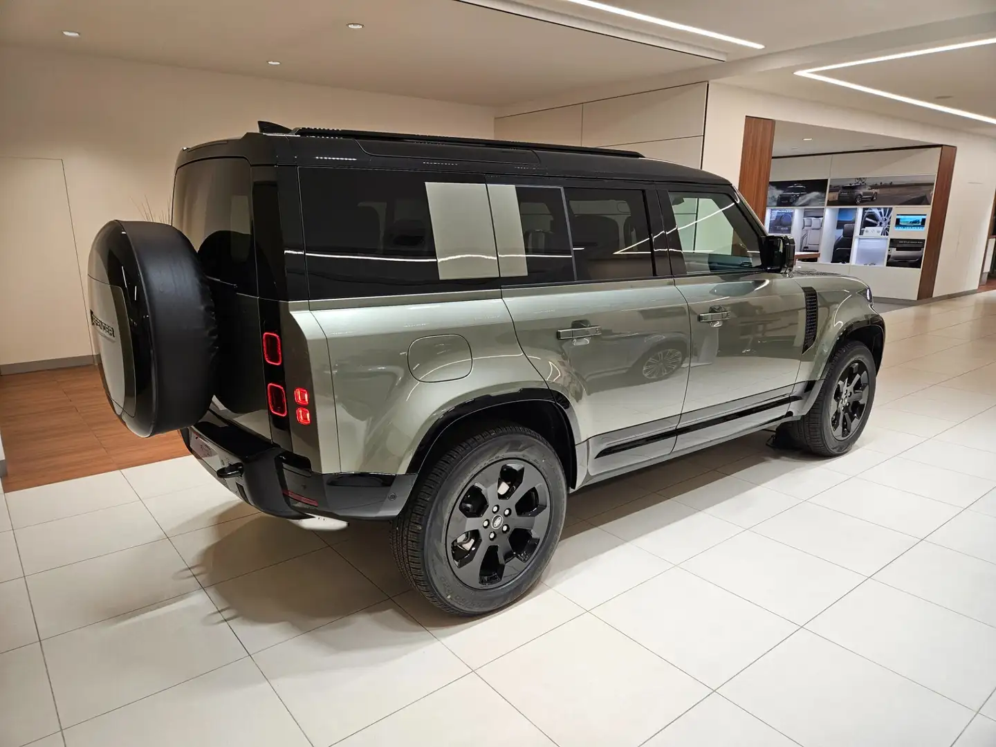 Land Rover Defender 110 3.0D 200CV AWD X-Dynamic SE *AUTOCARRO* Groen - 2