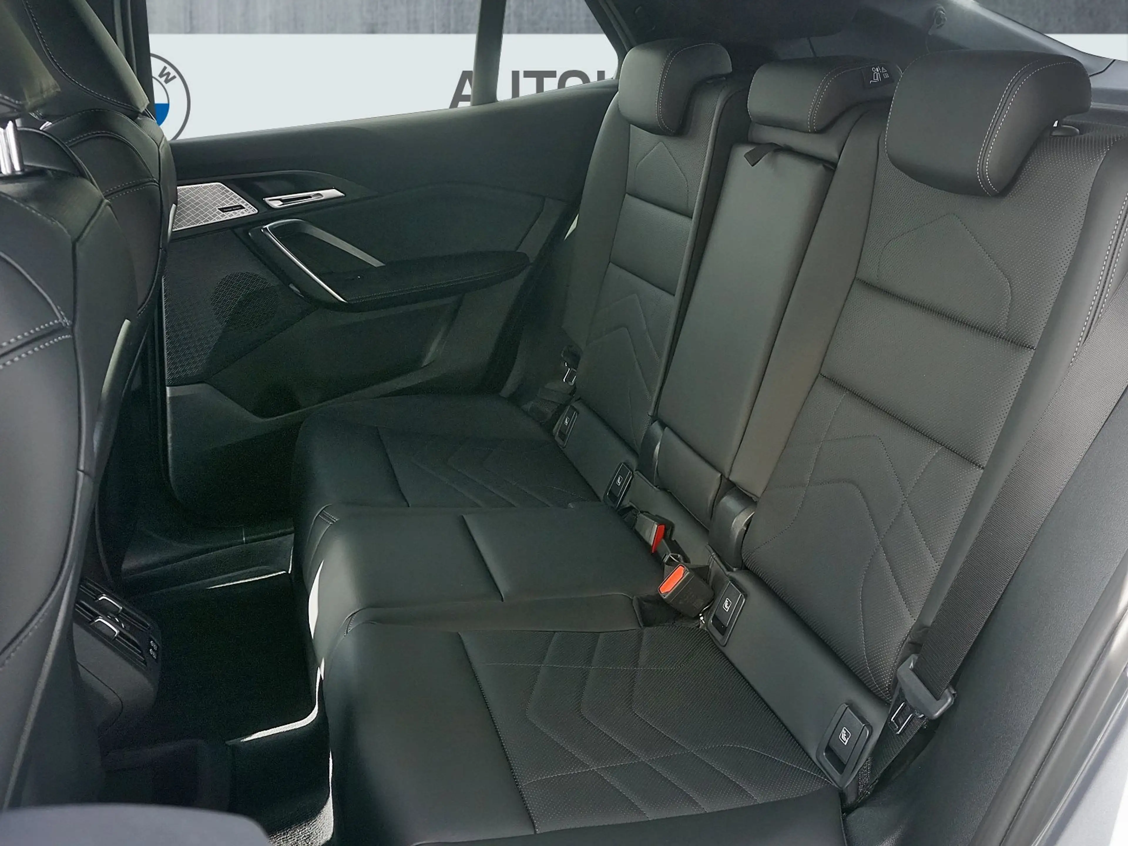 BMW iX2 xDrive30 — photo 10