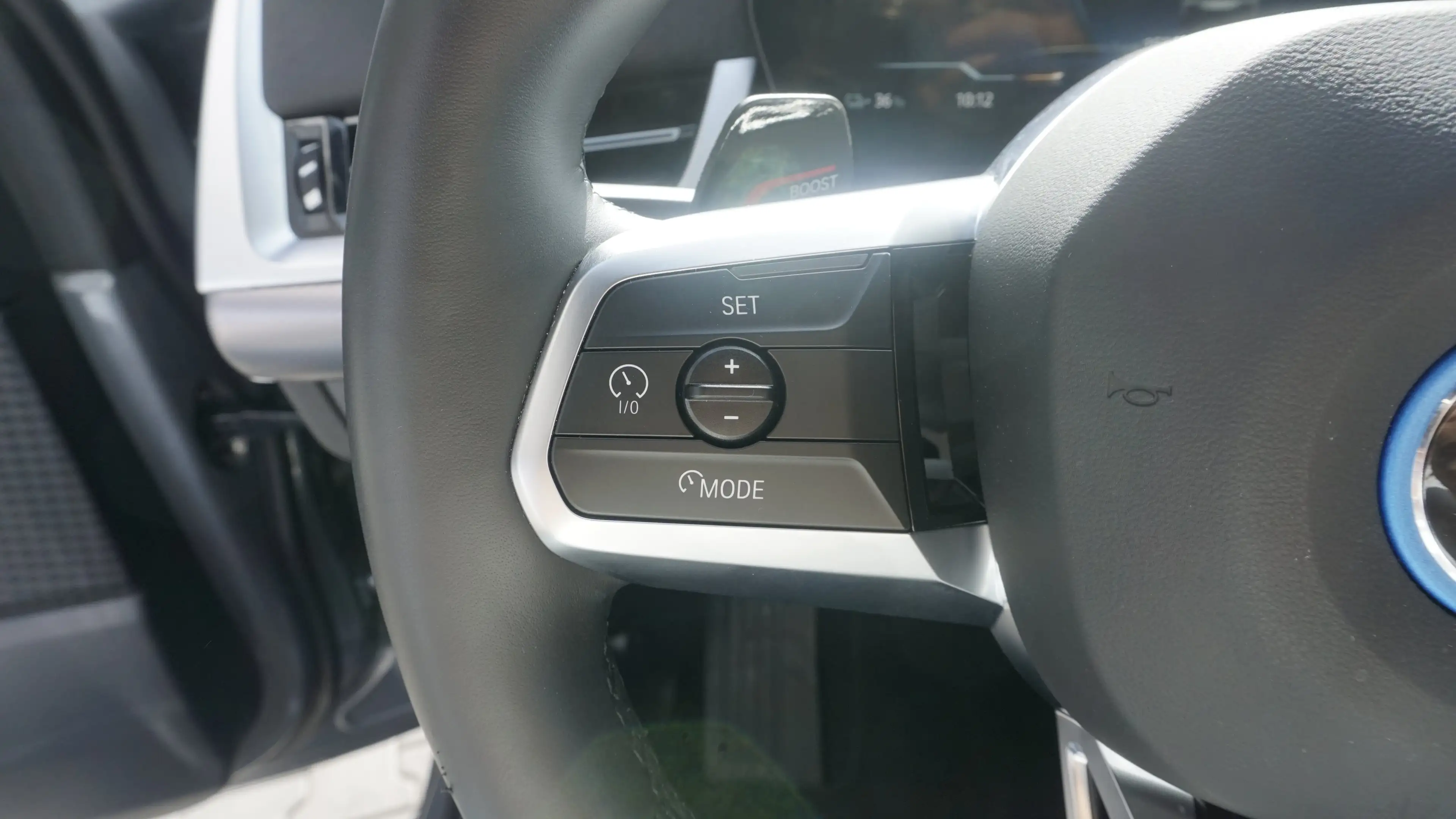BMW iX2 xDrive30 — photo 14