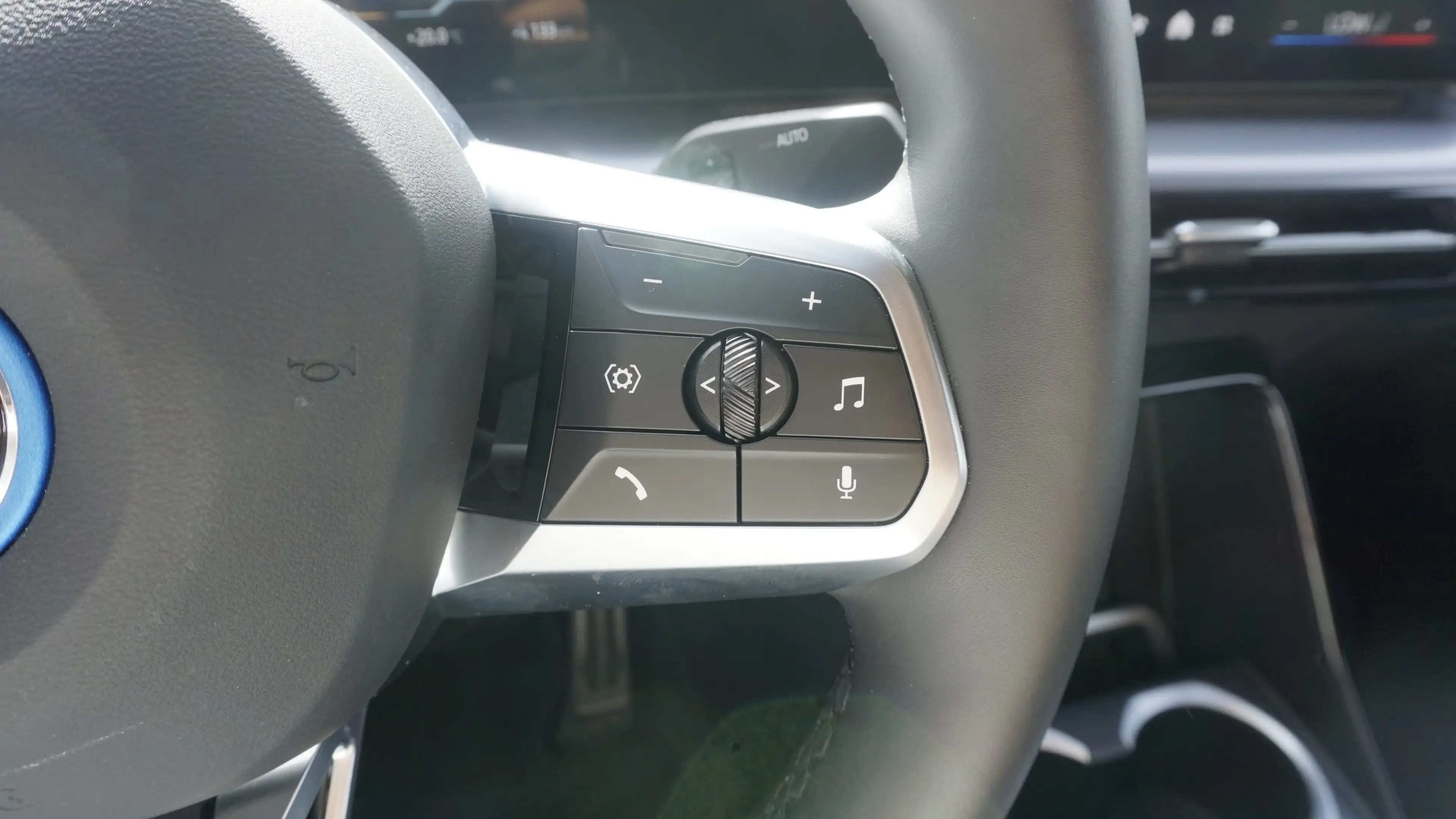 BMW iX2 xDrive30 — photo 15