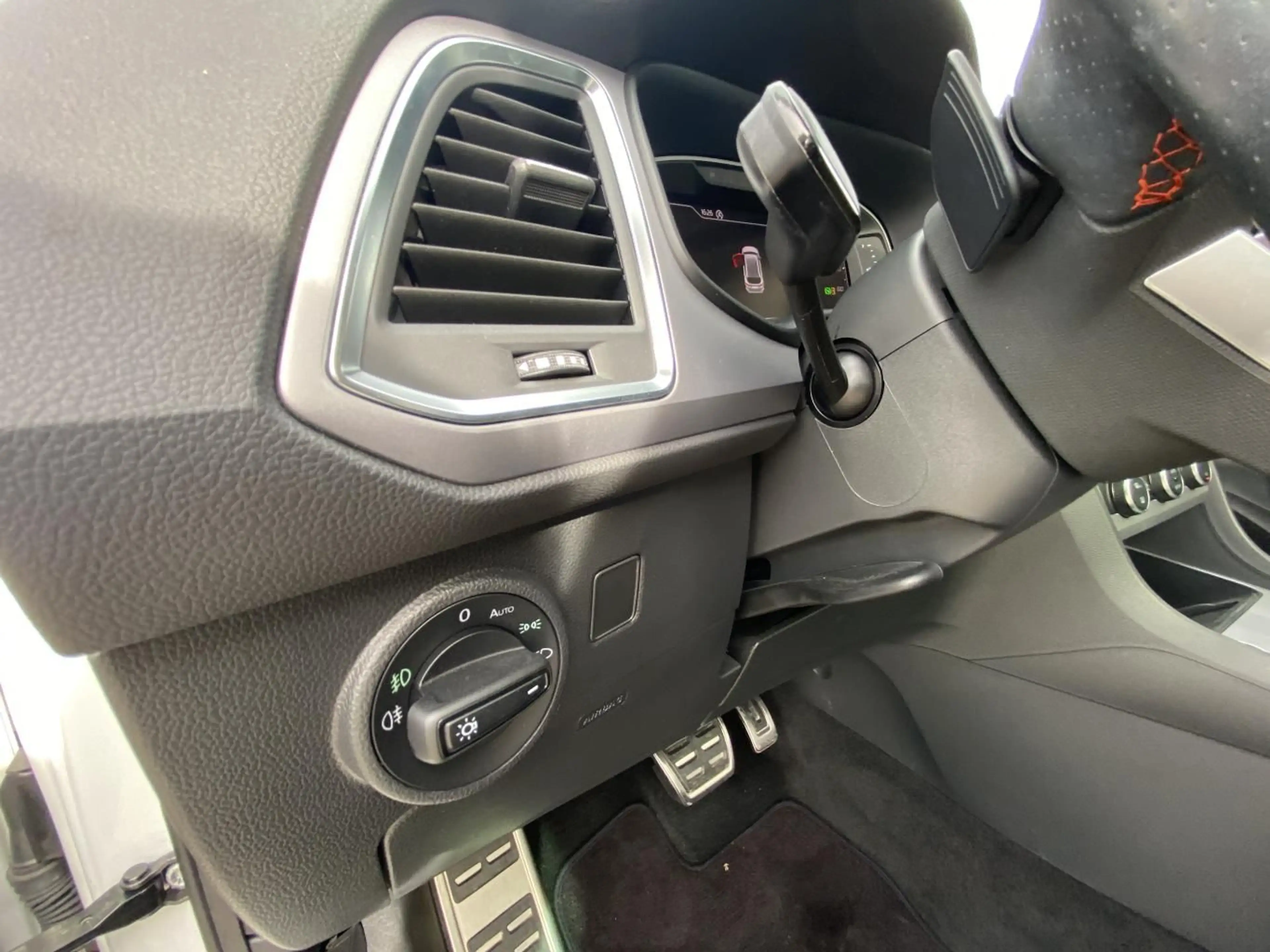 SEAT Ateca 1.5 TSI DSG FR 18"+PANORAMA+AHK+VIRTUAL-CO — photo 11