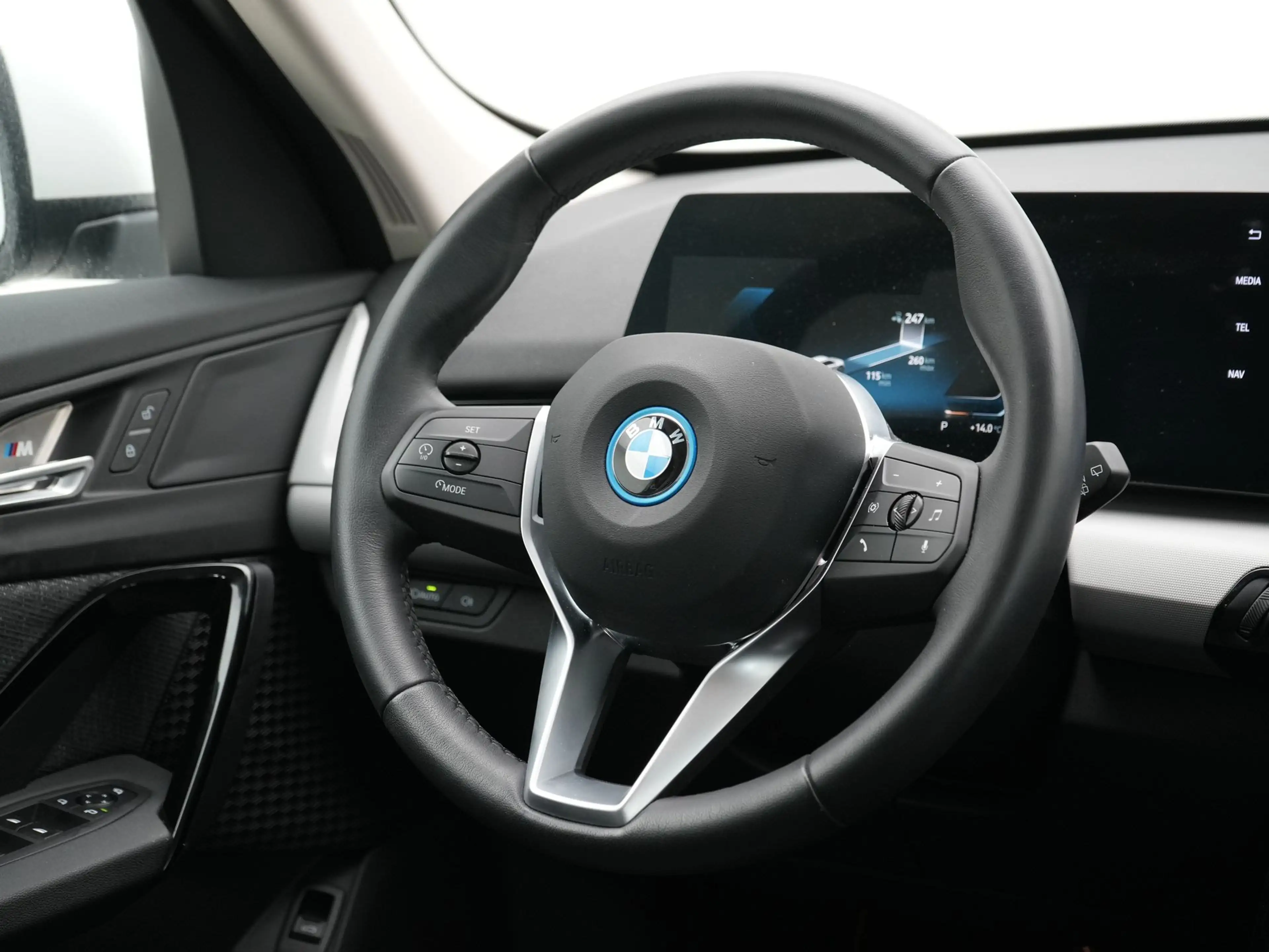BMW iX1 eDrive20 67 kWh SoH 100% — photo 2