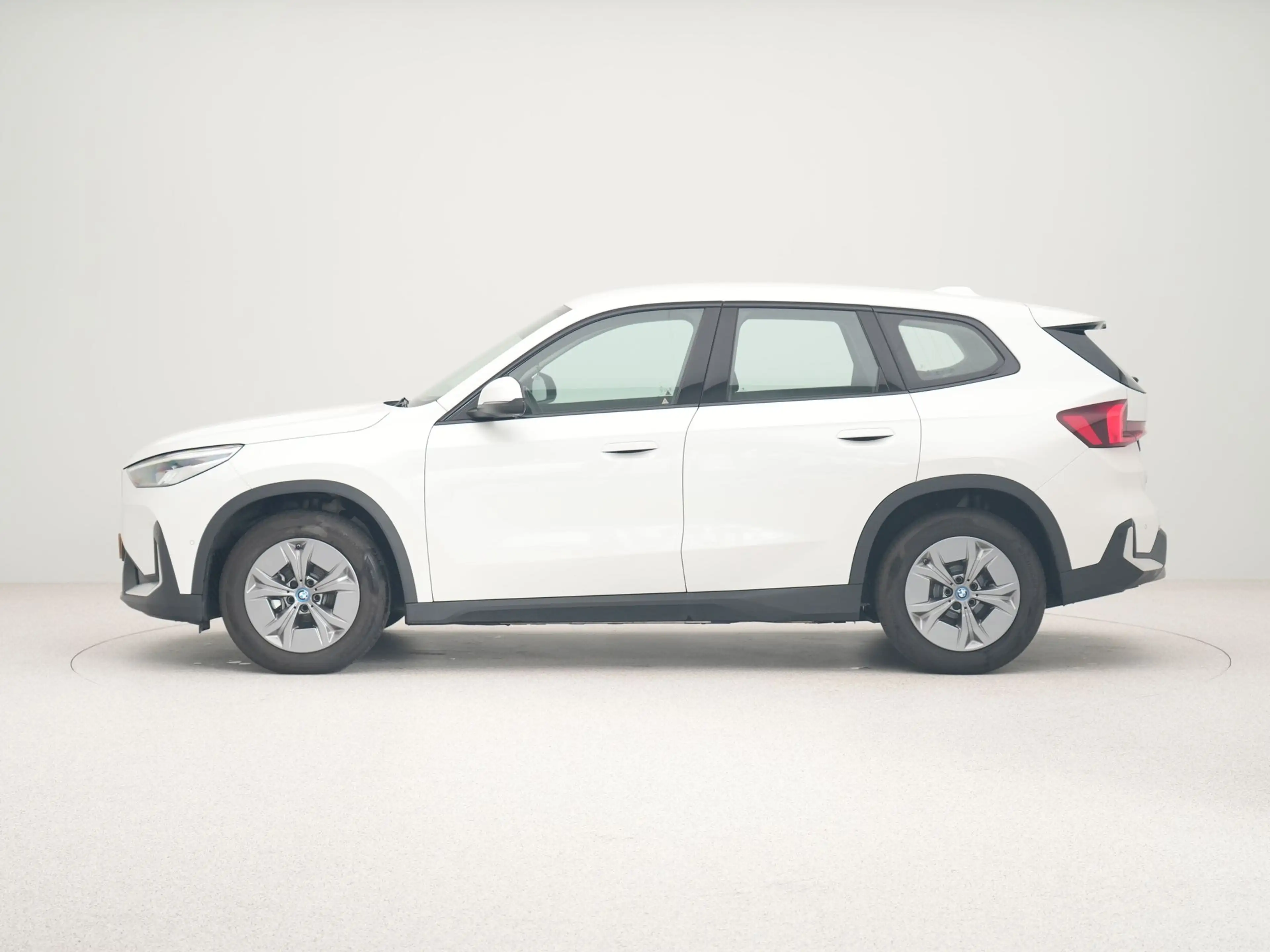 BMW iX1 eDrive20 67 kWh SoH 100% — photo 11