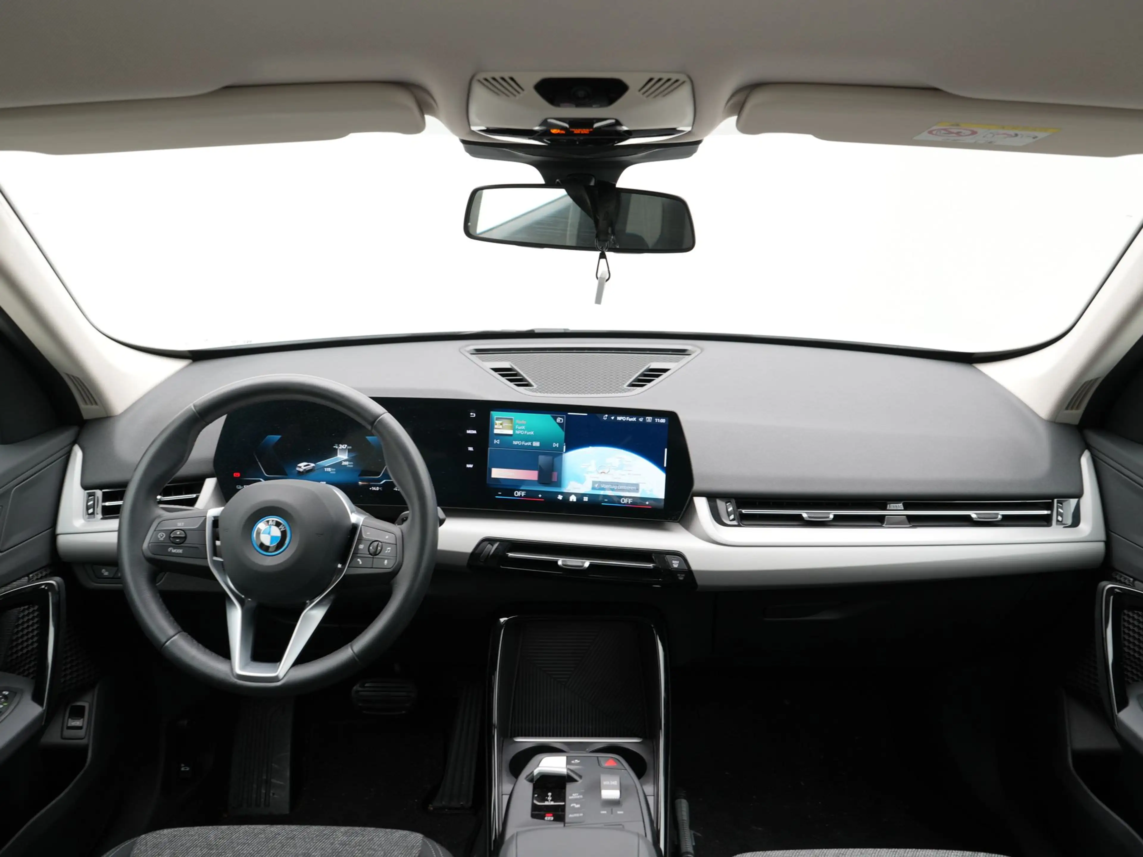 BMW iX1 eDrive20 67 kWh SoH 100% — photo 12