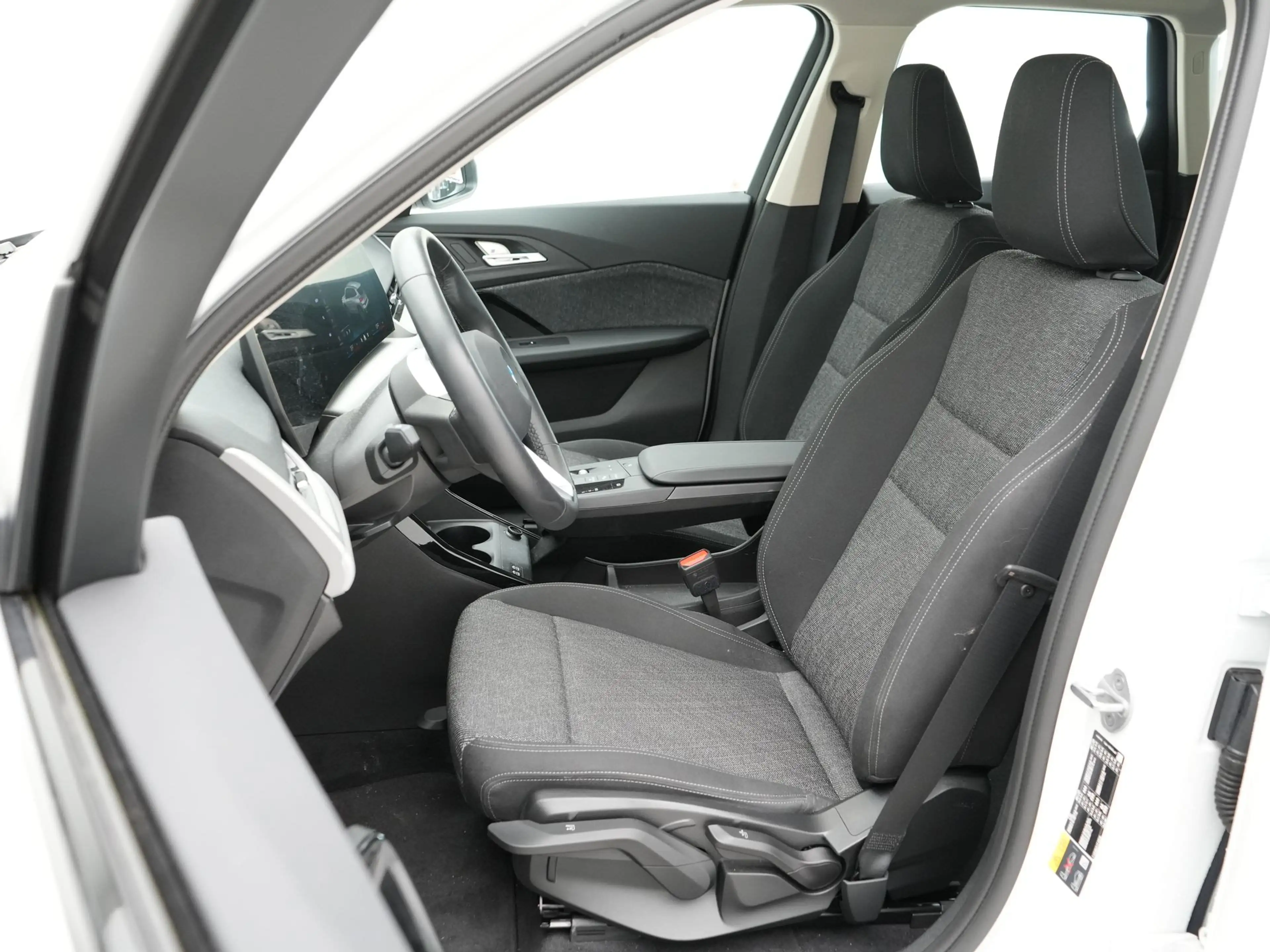 BMW iX1 eDrive20 67 kWh SoH 100% — photo 4