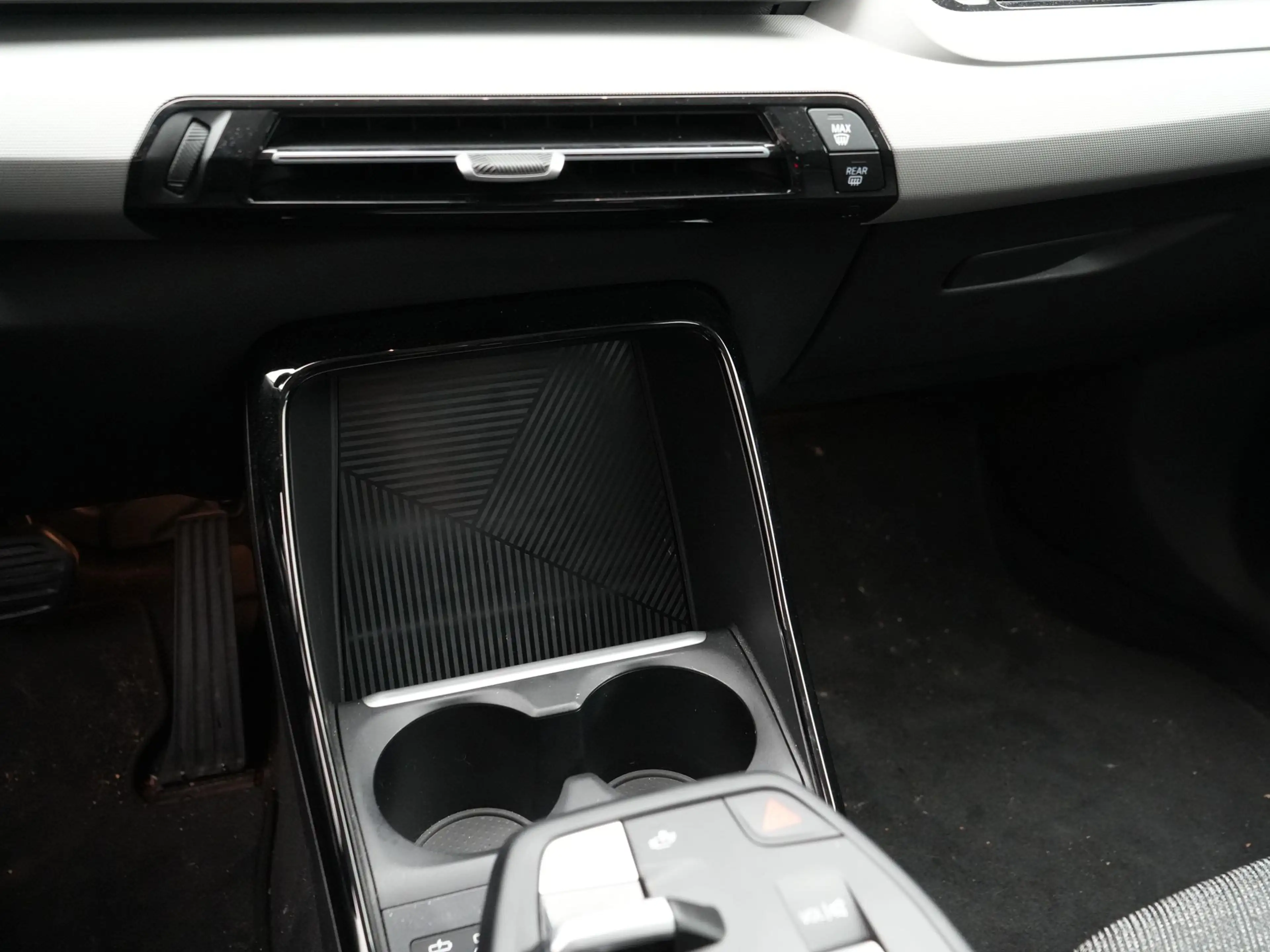 BMW iX1 eDrive20 67 kWh SoH 100% — photo 13