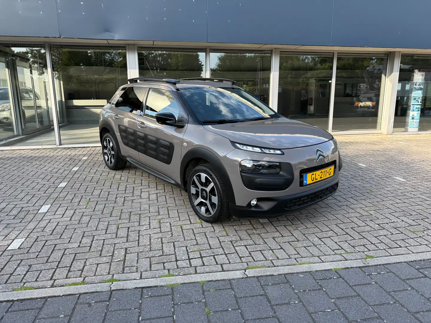 Citroen C4 Cactus 1.2 e-VTi Shine - Automaat - Trekhaak - Navigatie Marrón - 2